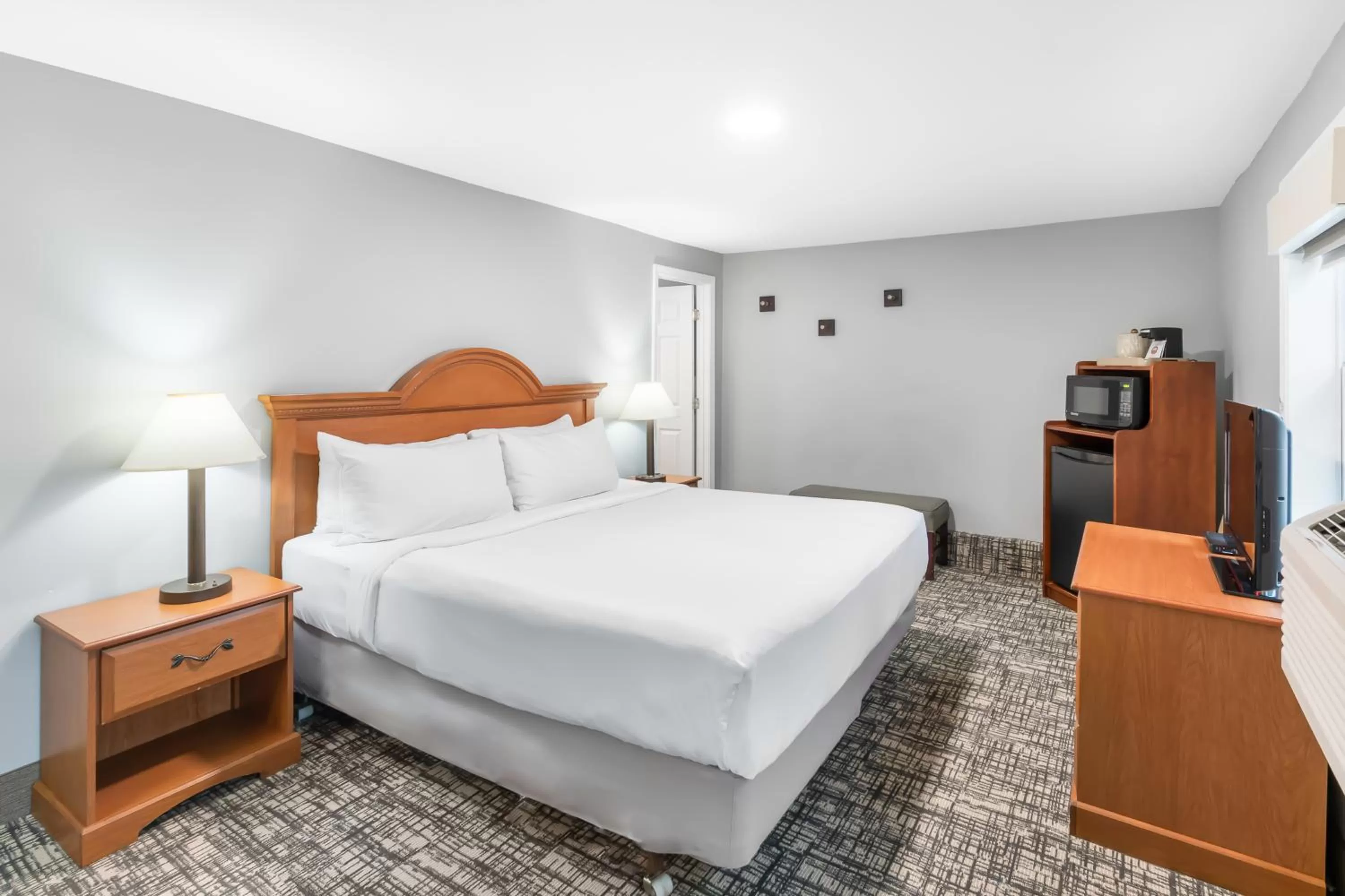 Standard Roadside King Room in Top Notch Inn