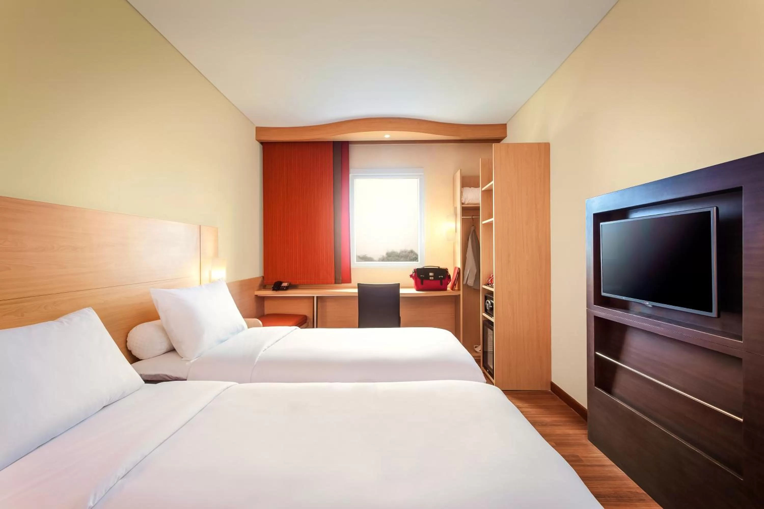 Standard Twin Room in Ibis Makassar City Center
