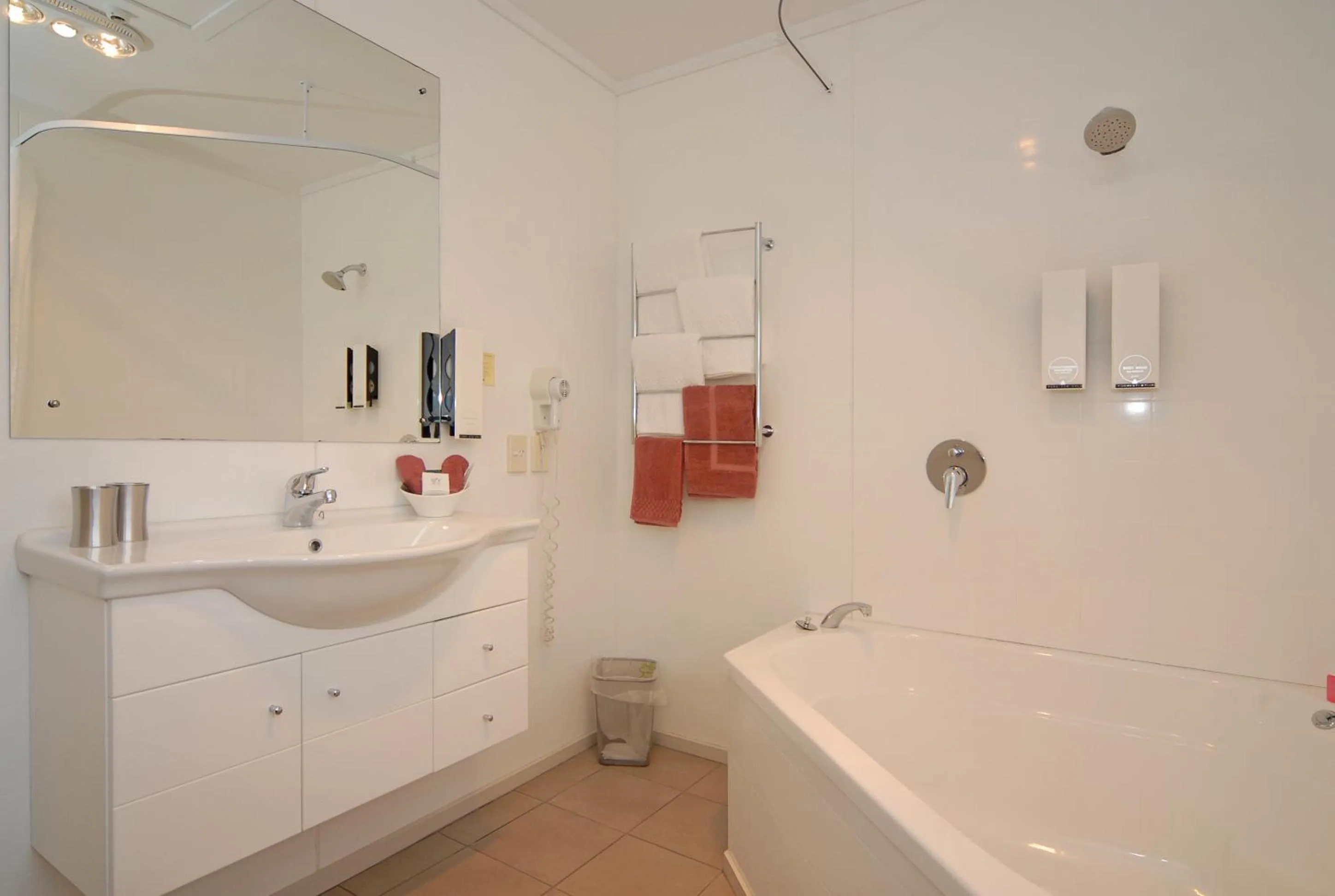 Studio with Private Spa Bath in Omahu Motor Lodge