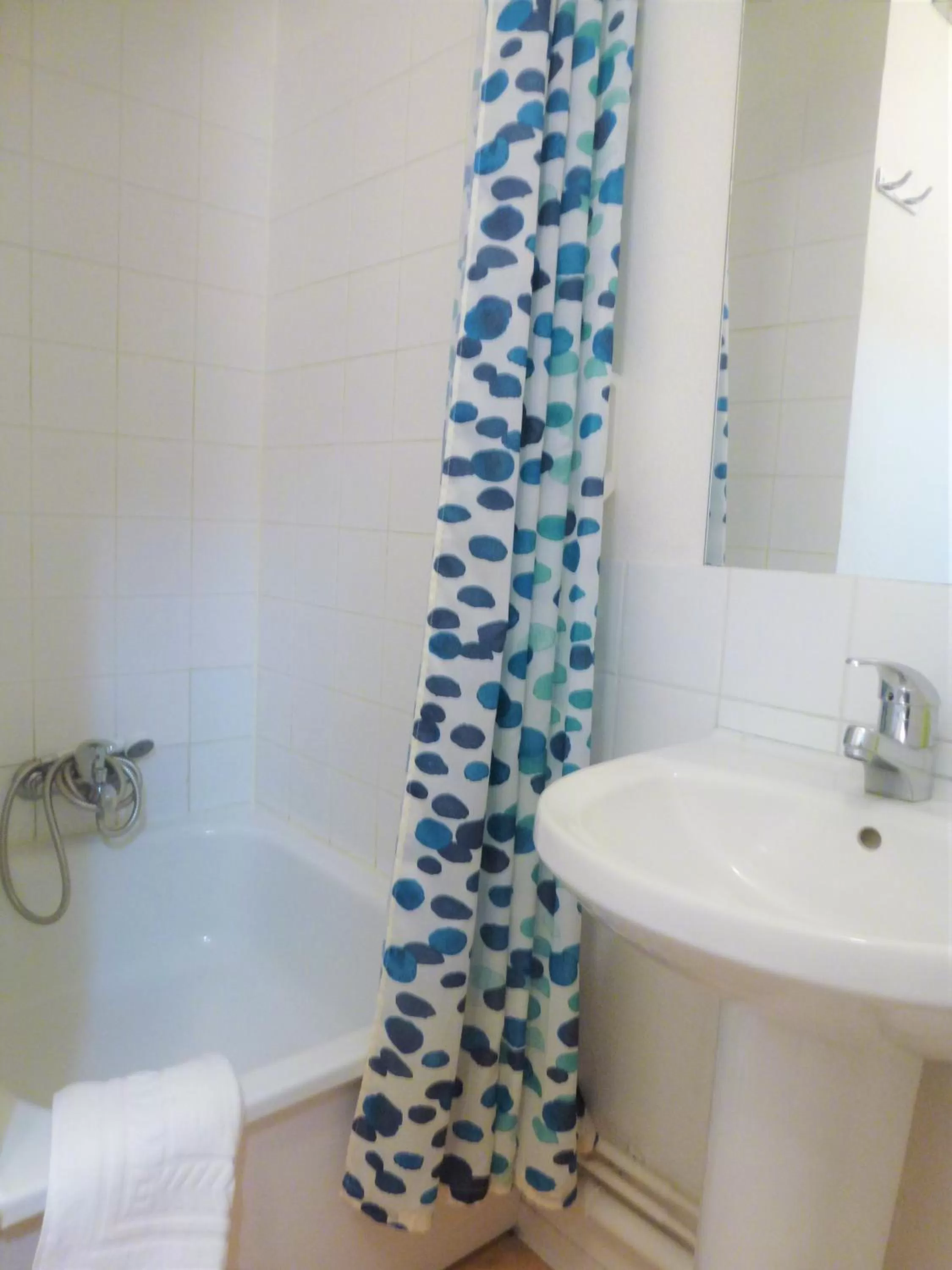 Economy Double Room with carpet floor  in The Originals Residence Appart'Hôtel Lauréades Clermont-Ferrand Centre Jaude