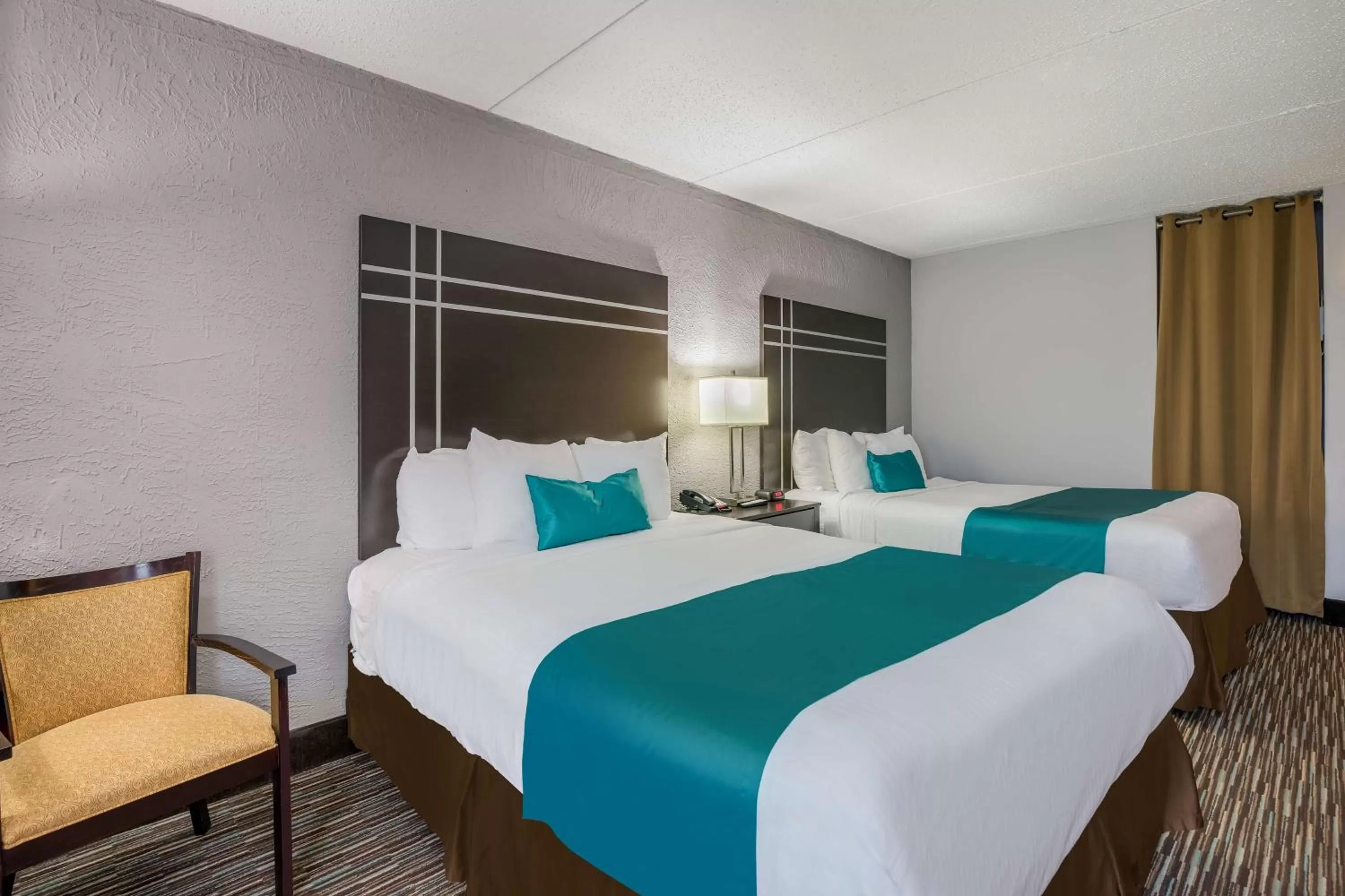  Queen Room with Two Queen Beds and Bath Tub - Disability Access in Best Western Waukesha Grand