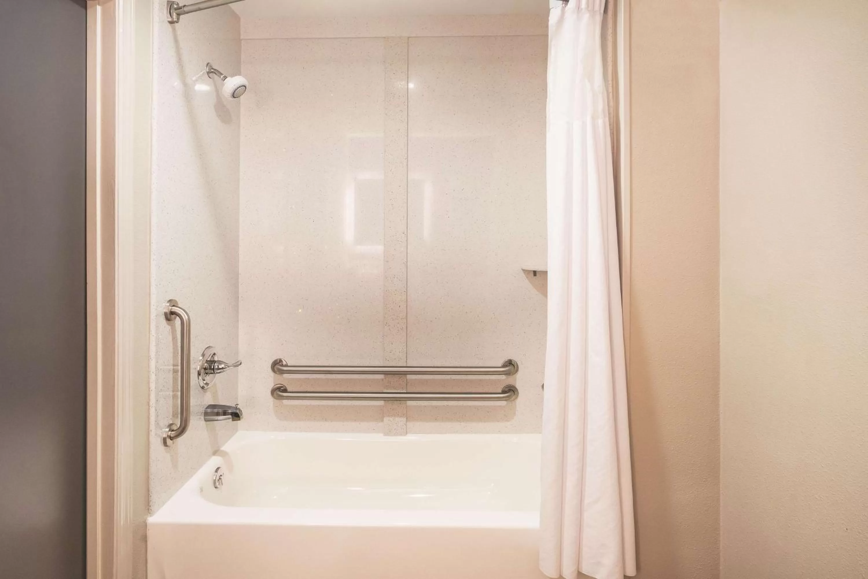 One-Bedroom King Suite with Tub with Grab Bars - Mobility Accessible/Non-Smoking in La Quinta by Wyndham Chattanooga-Hamilton Place