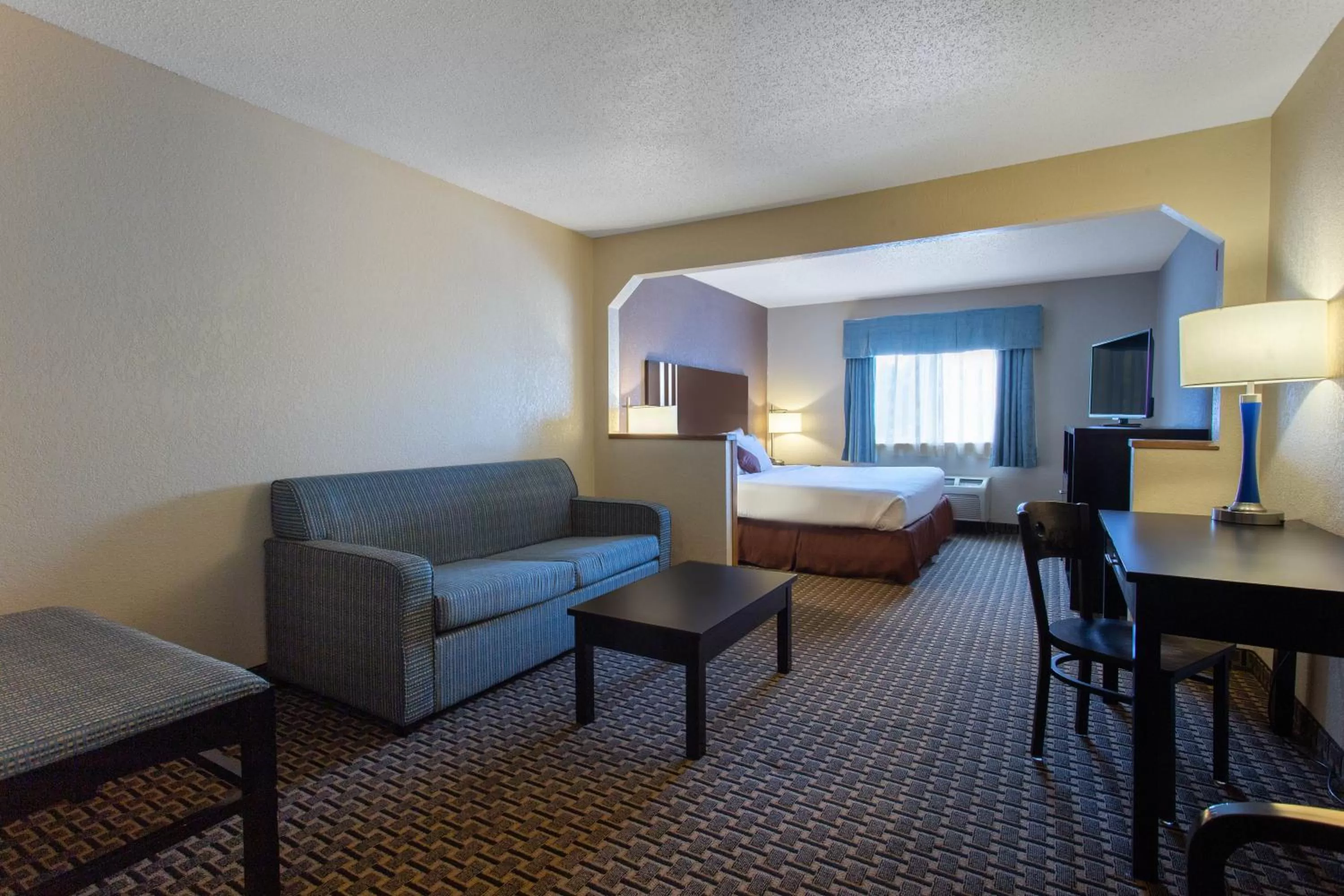 King Suite with Sofa Bed - Non-Smoking in Ramada by Wyndham Glendale Heights/Lombard