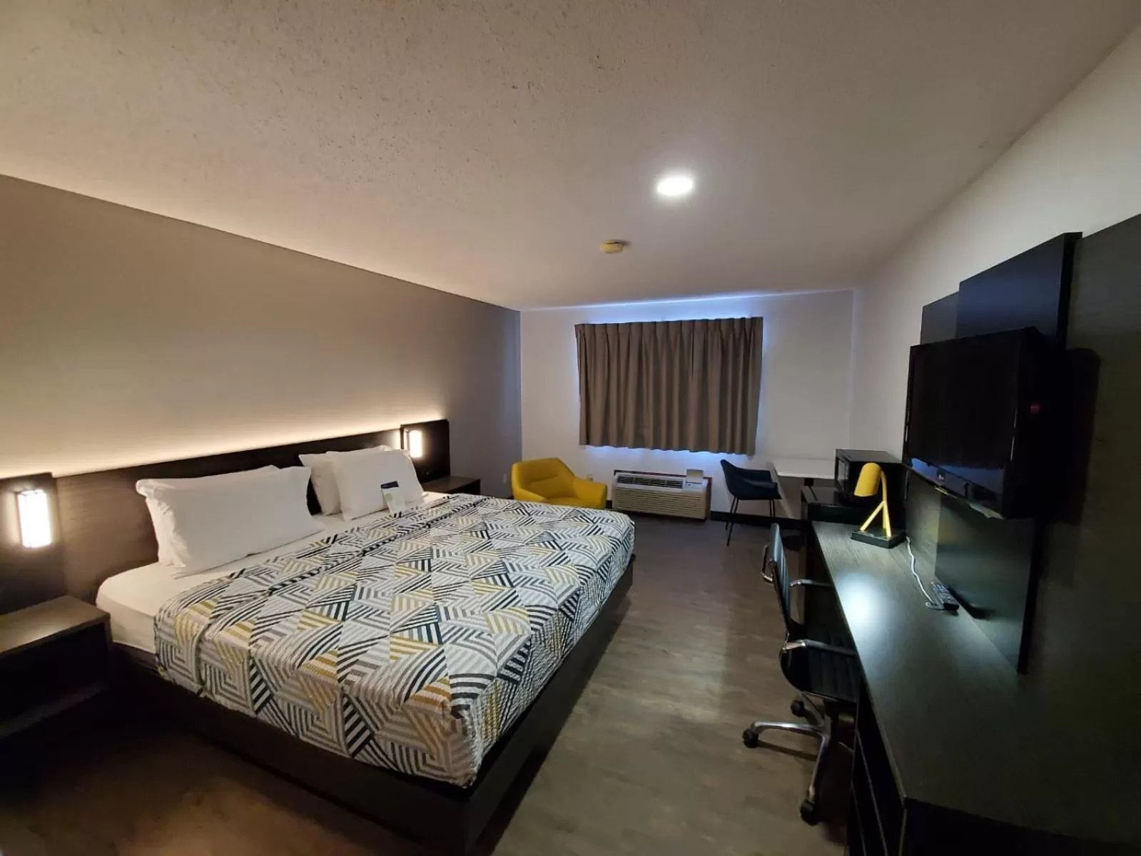 King Suite with Spa Bath - single occupancy - Non-Smoking in Motel 6-Kewanee, IL