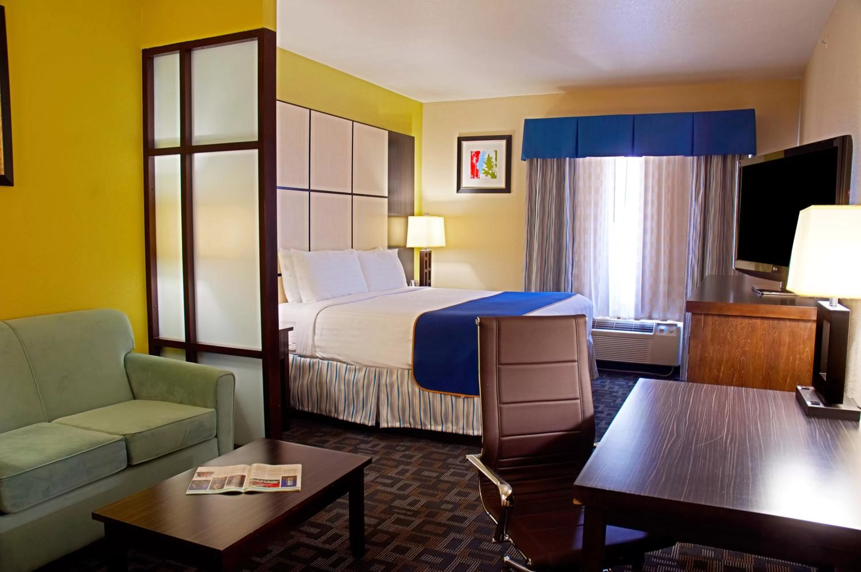 Business King Room - Non-Smoking in Super 8 by Wyndham Irving/DFW Apt/North
