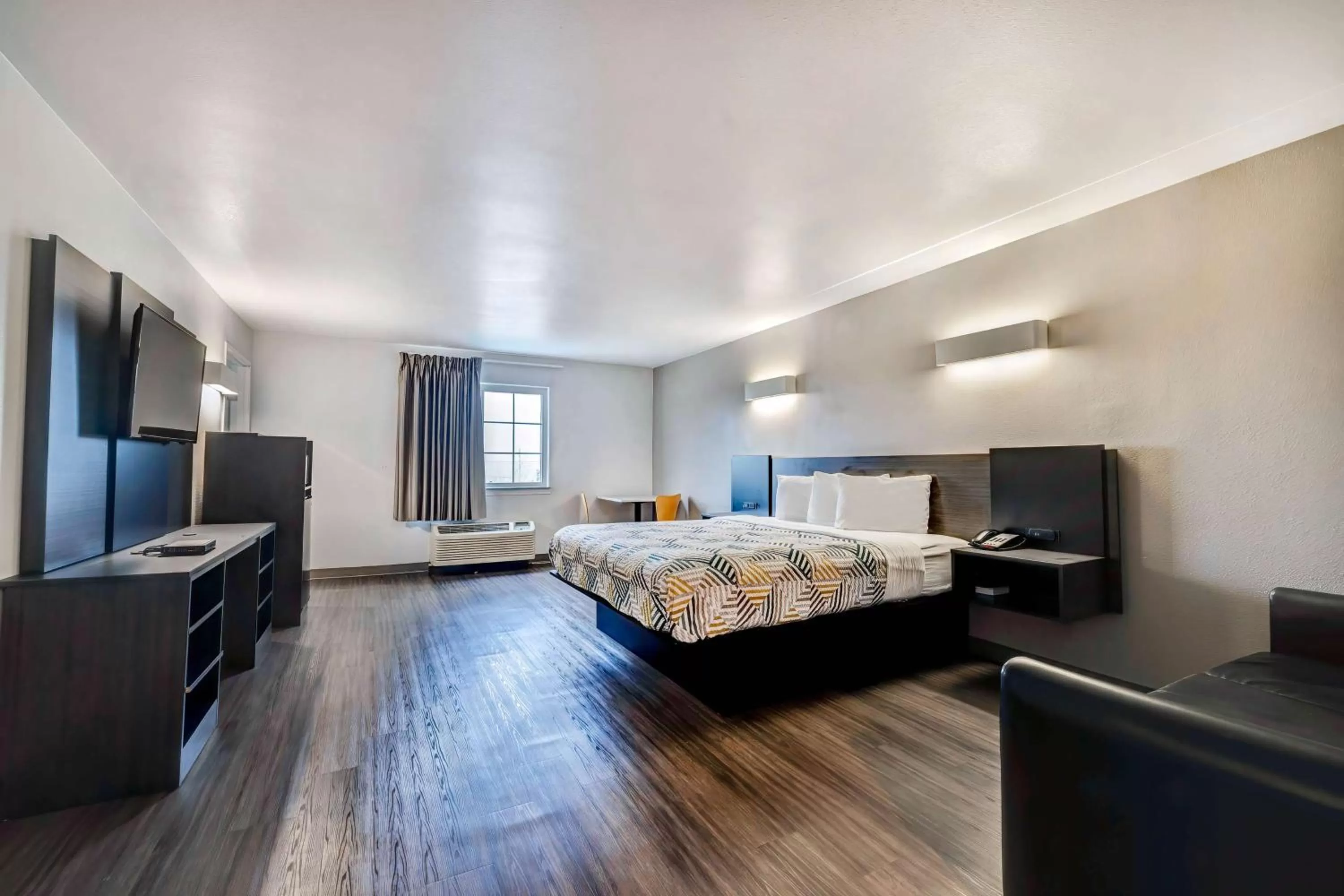 Deluxe King Suite - Non-Smoking in Motel 6-Mesquite, TX - Balch Springs