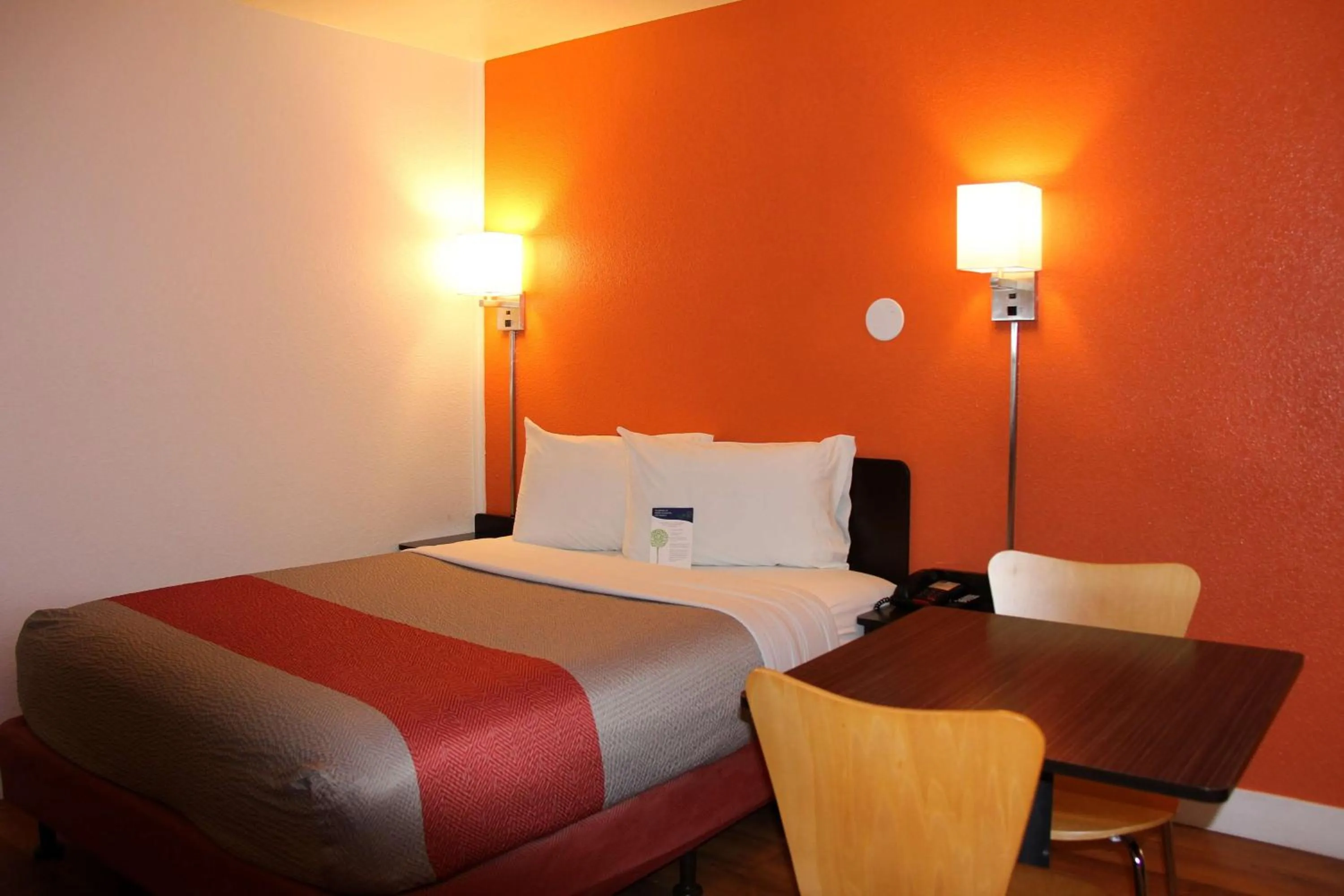 Queen Room - single occupancy - Non-Smoking in Motel 6-Goodland, KS