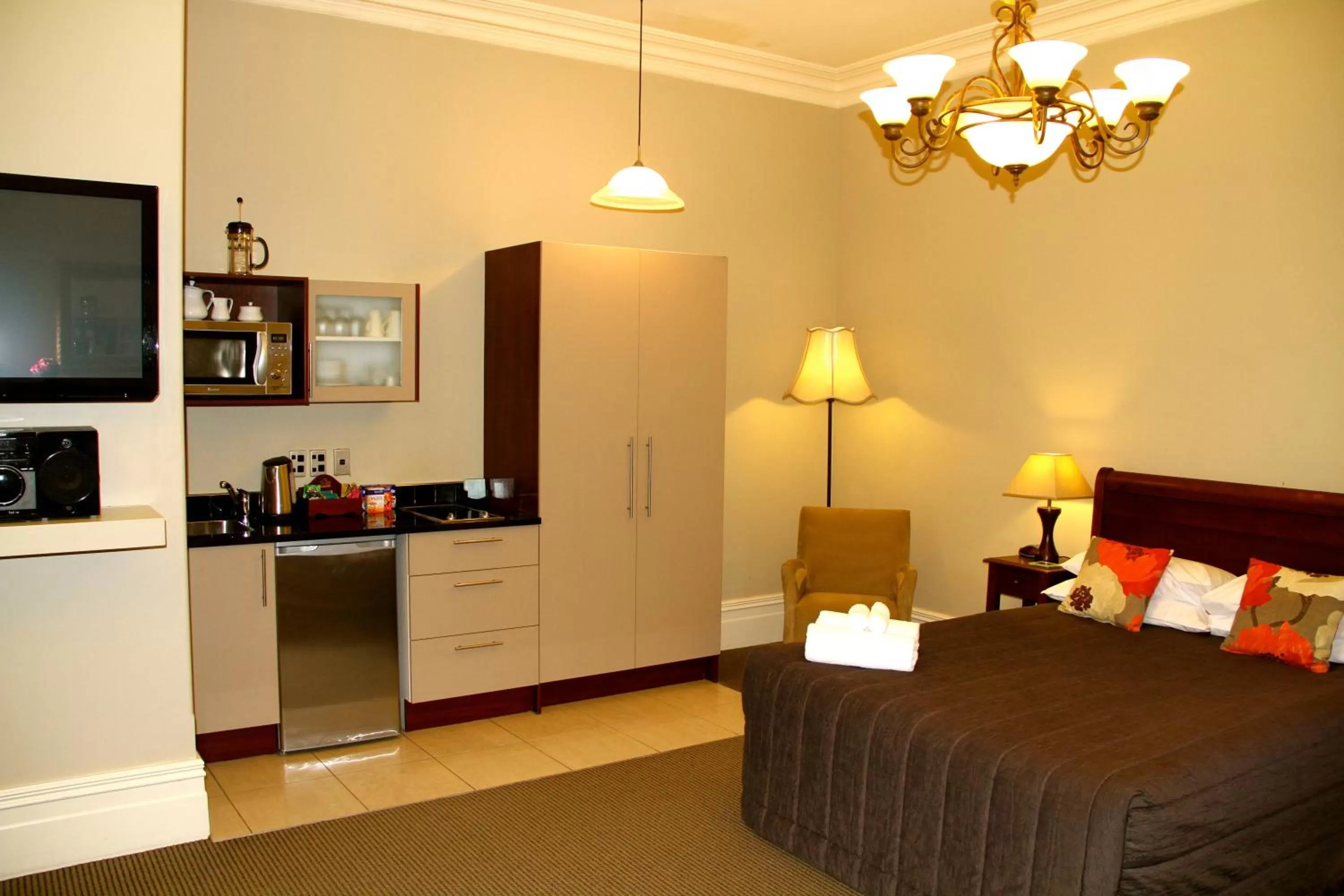 Family Studio in Merivale Manor