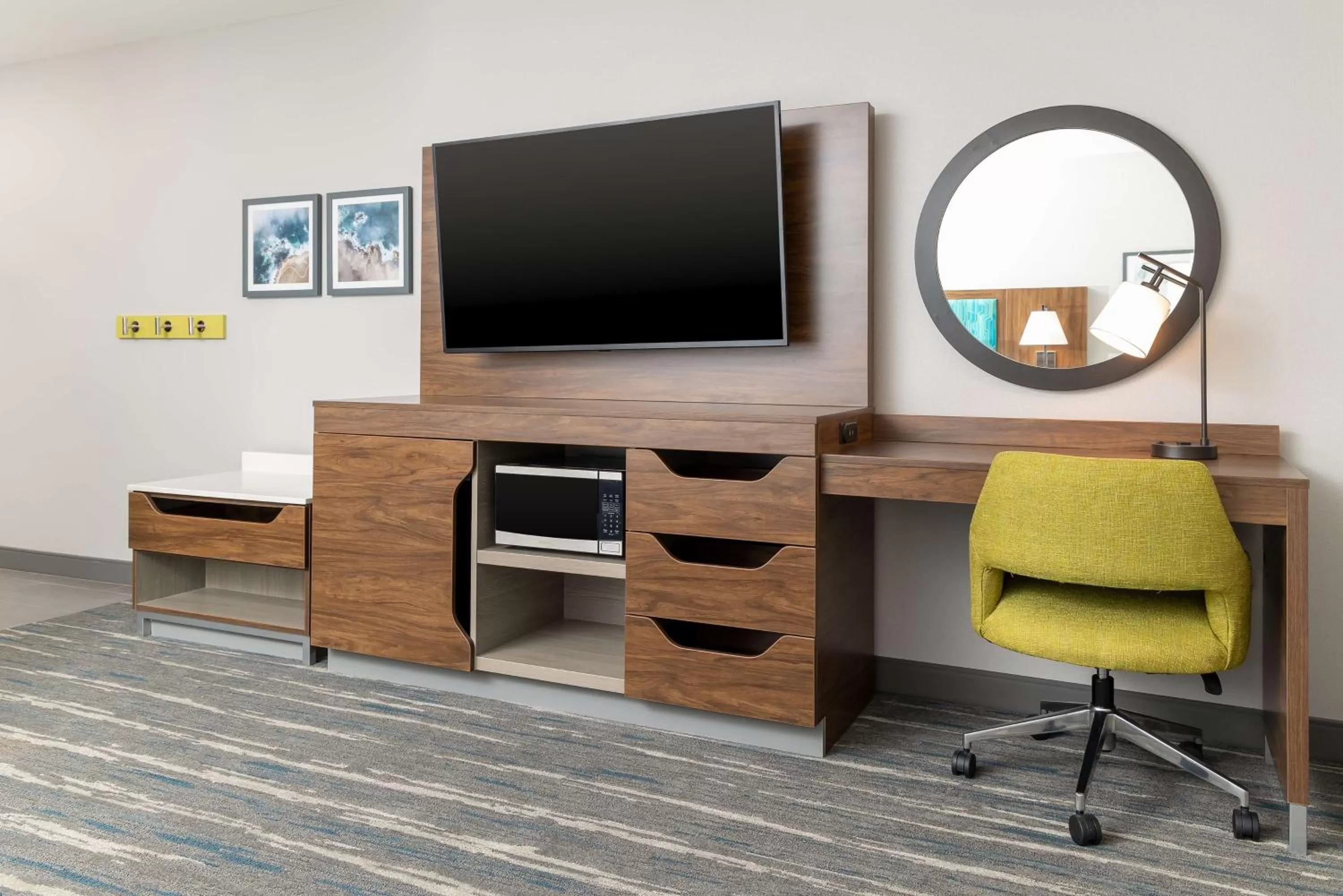 King Room with Microwave and Fridge in Hampton Inn & Suites Santa Rosa Sonoma Wine Country