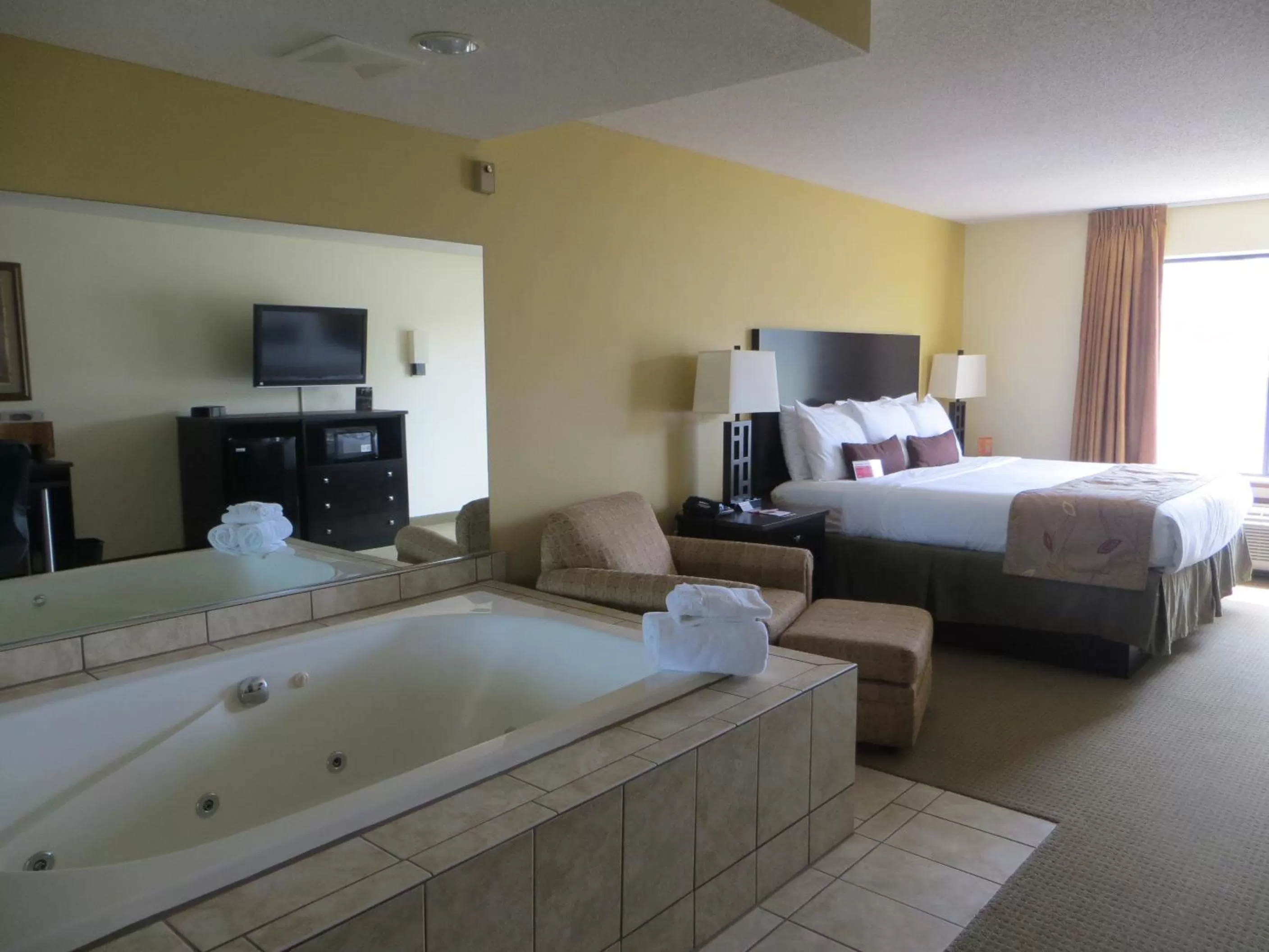 King Studio Suite - Non-Smoking- Jetted Tub in Ramada by Wyndham Wisconsin Dells I-90