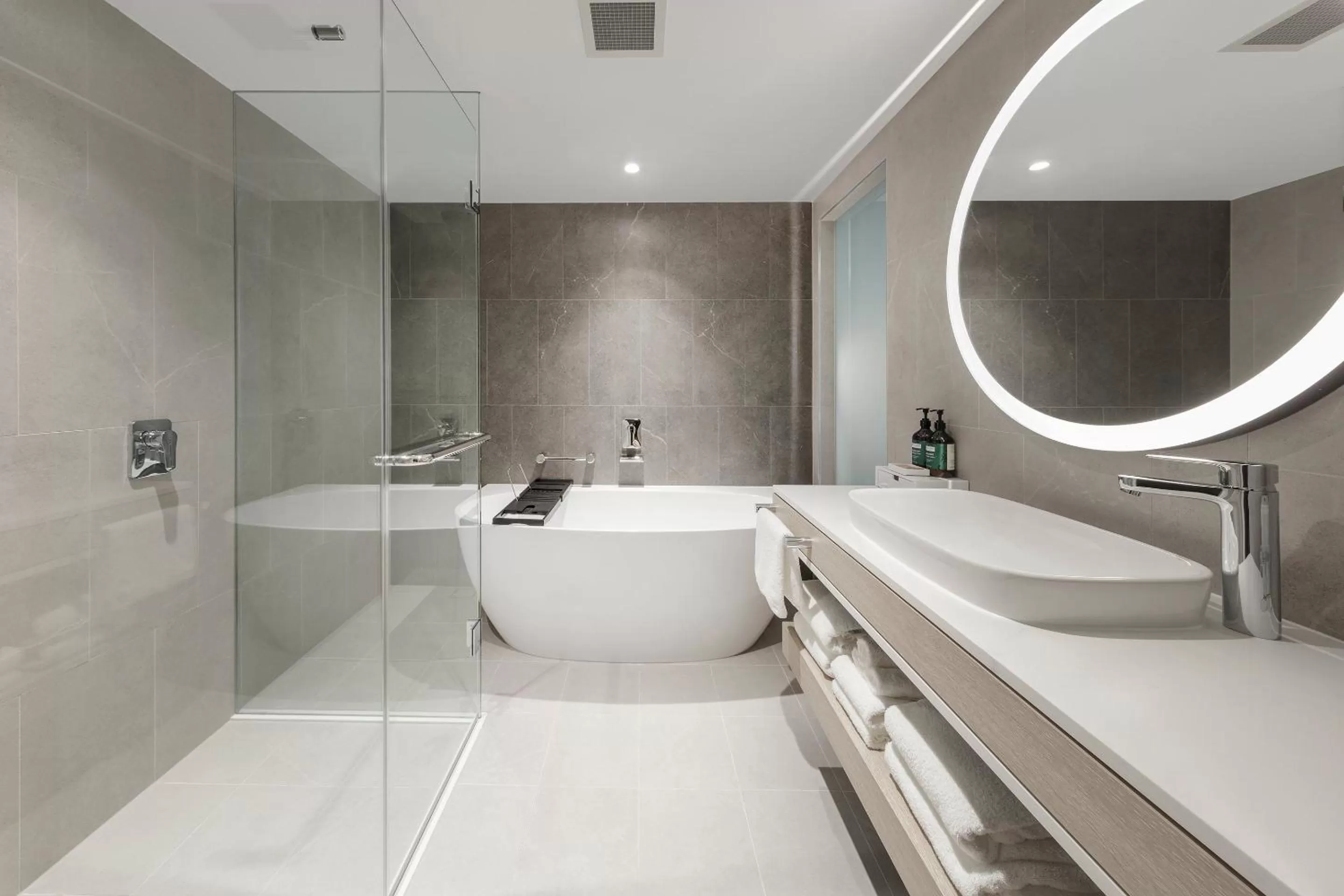 One-Bedroom King Suite with Balcony in Crowne Plaza Hawkesbury Valley by IHG