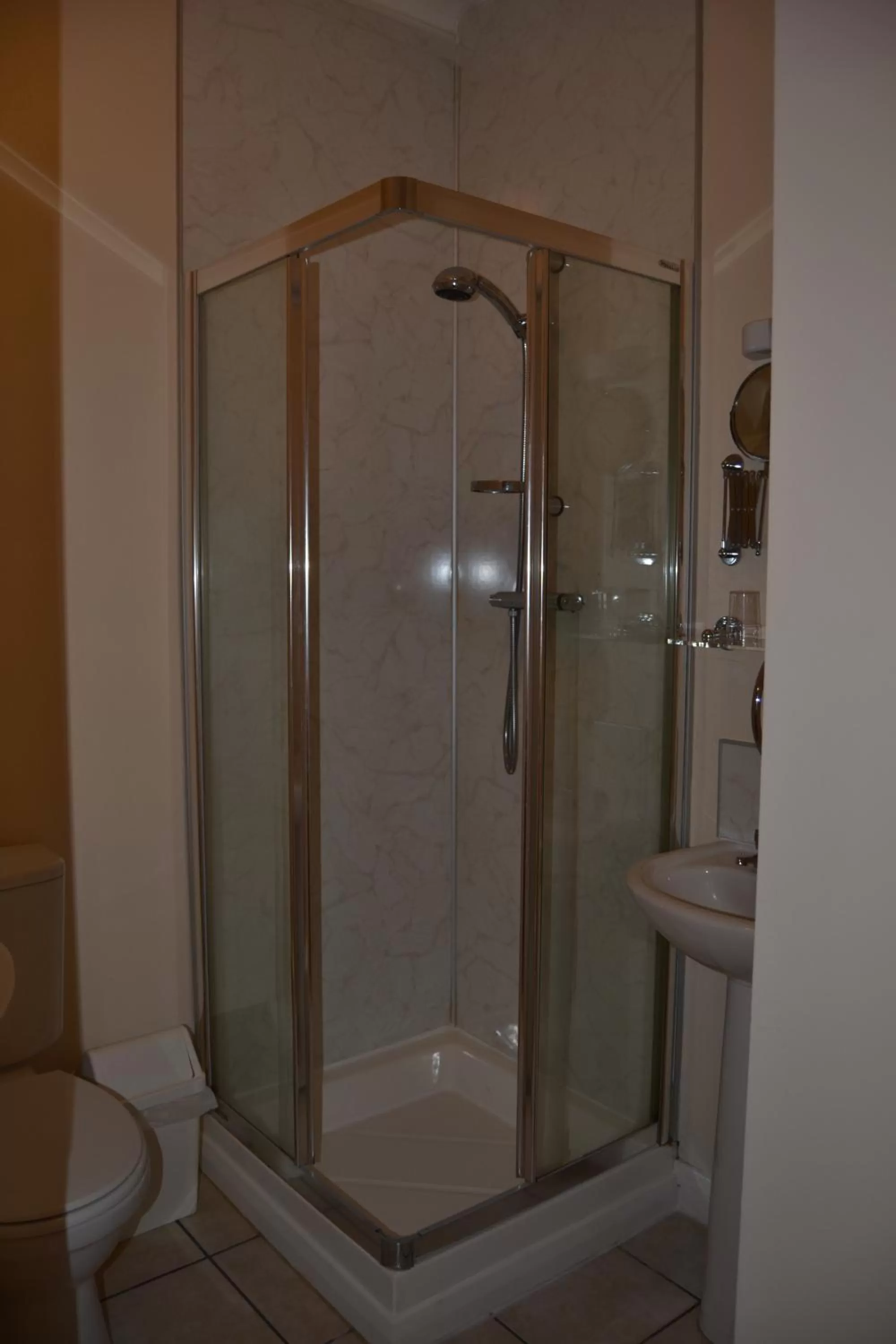 Twin Room with Private Bathroom in City Inn