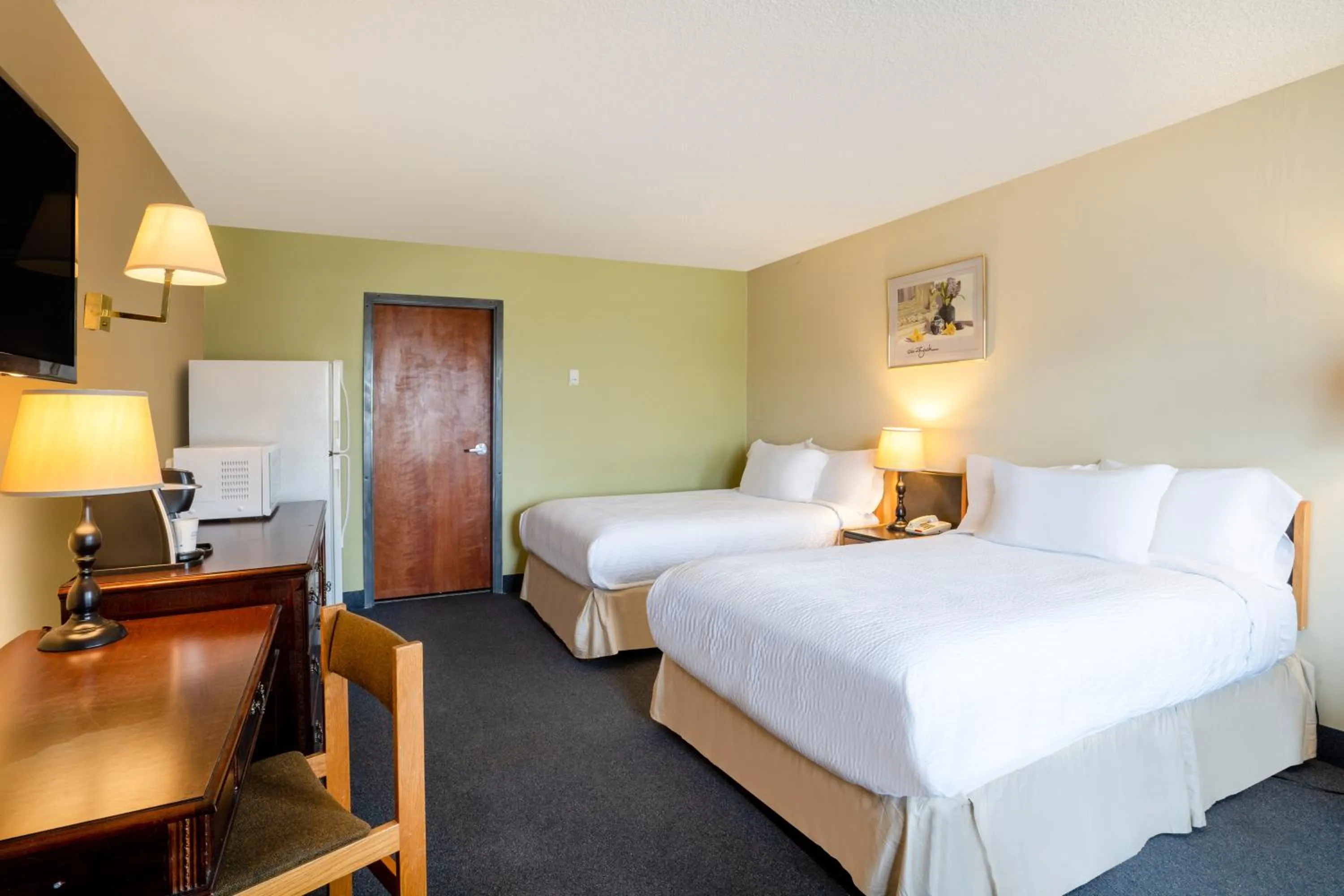 Double Room with Two Double Beds - Non-Smoking in Thriftlodge by Wyndham Regina North