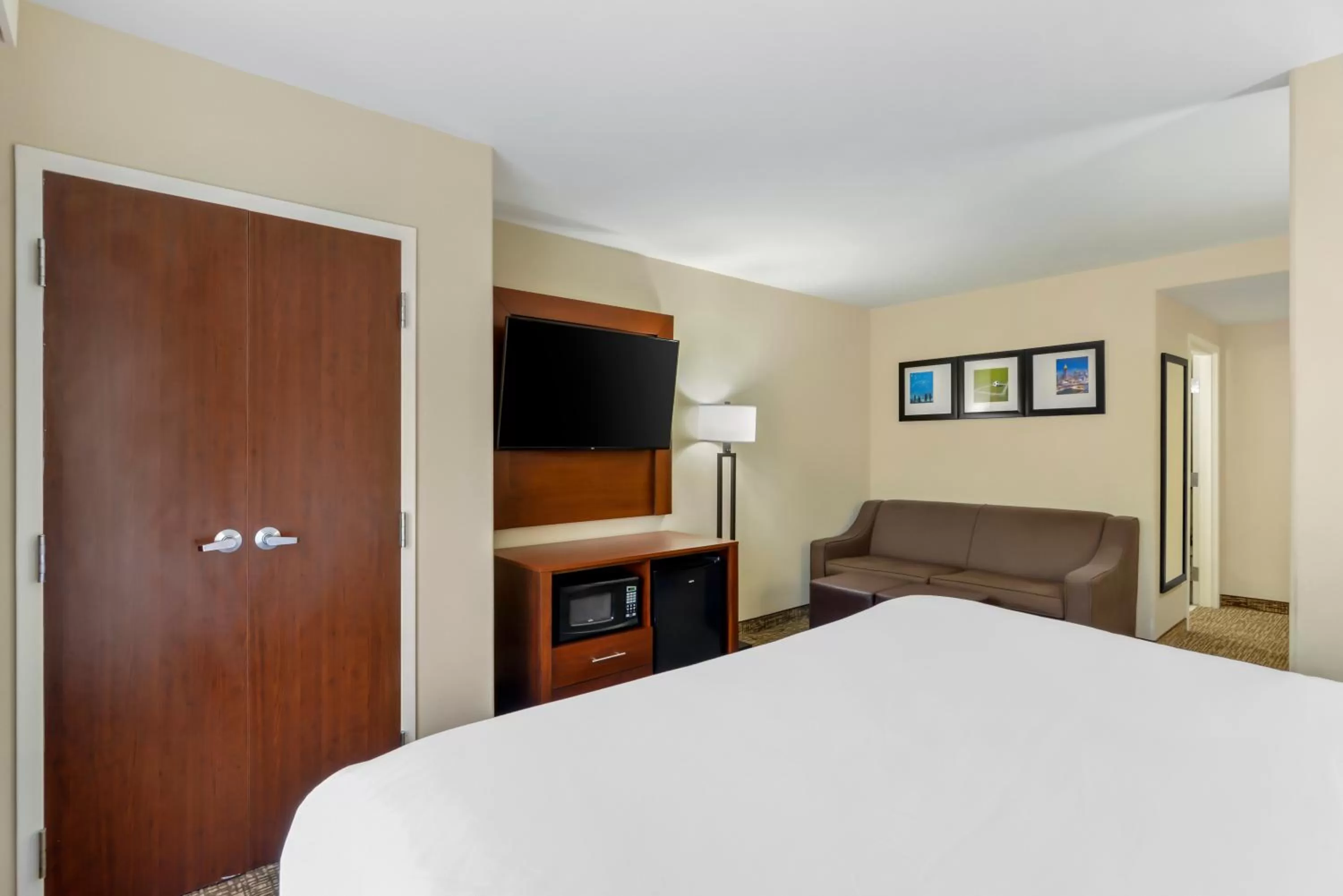 Queen Suite with Two Queen Beds - Accessible/Non-Smoking in Comfort Suites At Kennesaw State University