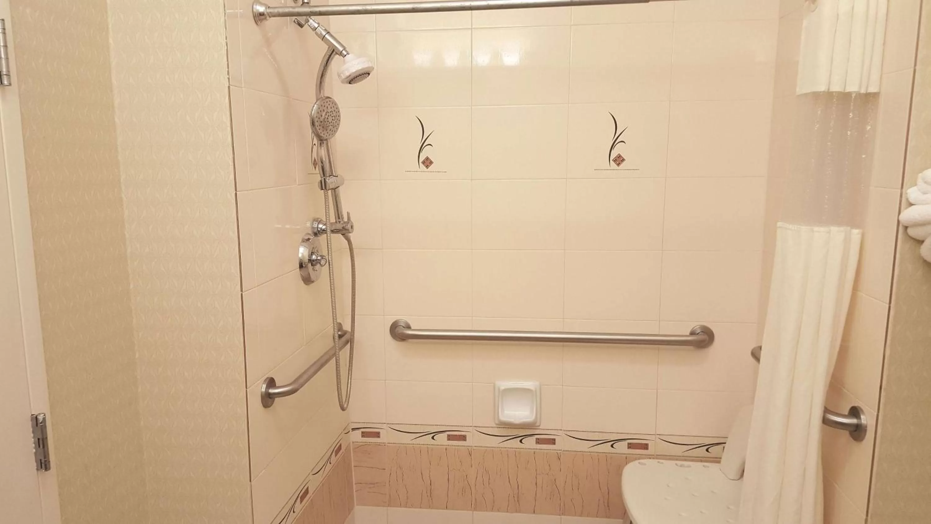 Deluxe King Room - Mobility and Hearing Impaired Access/Non-Smoking in La Quinta by Wyndham Savannah Airport - Pooler