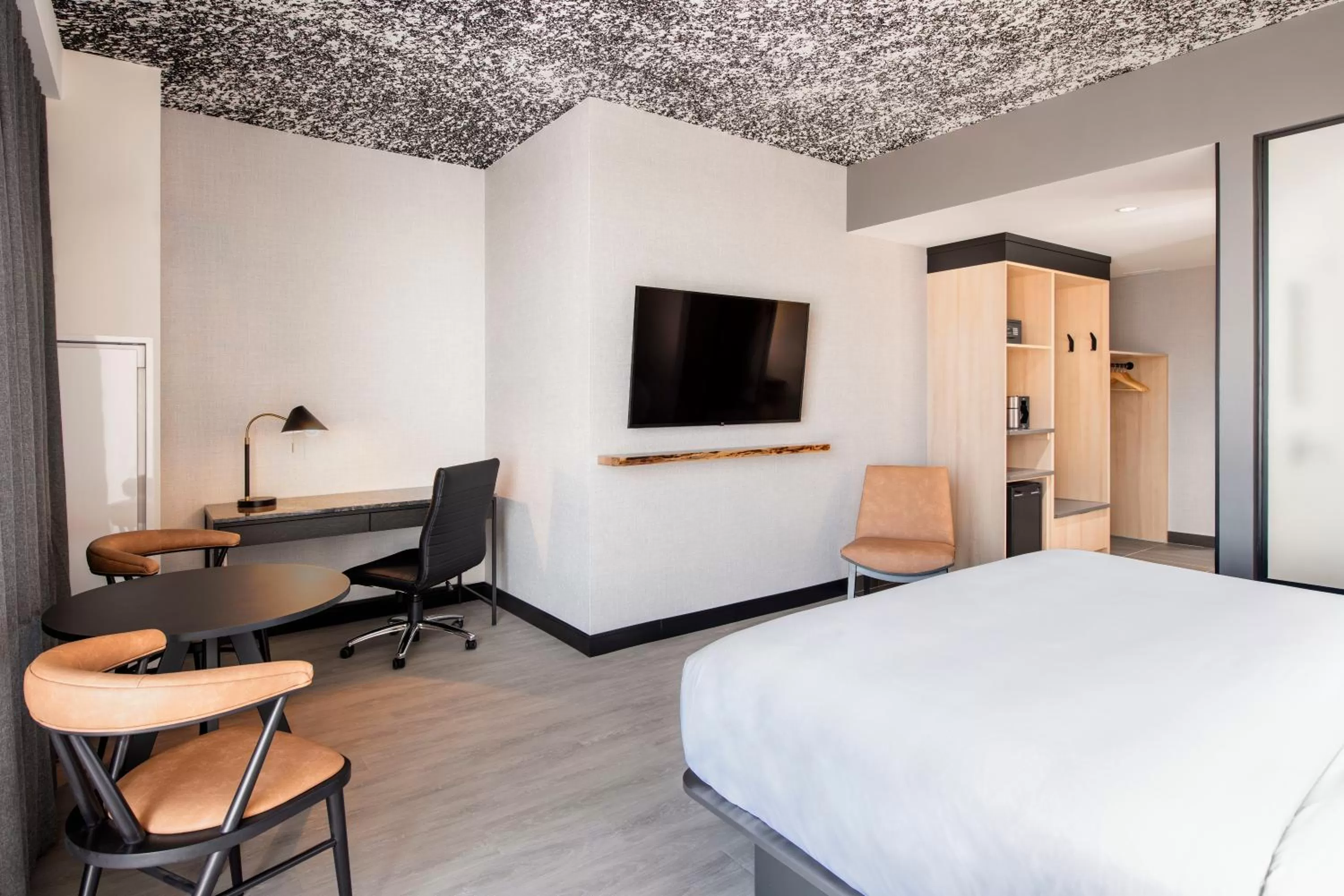 Deluxe King Room - single occupancy in Dakota Dunes Resort