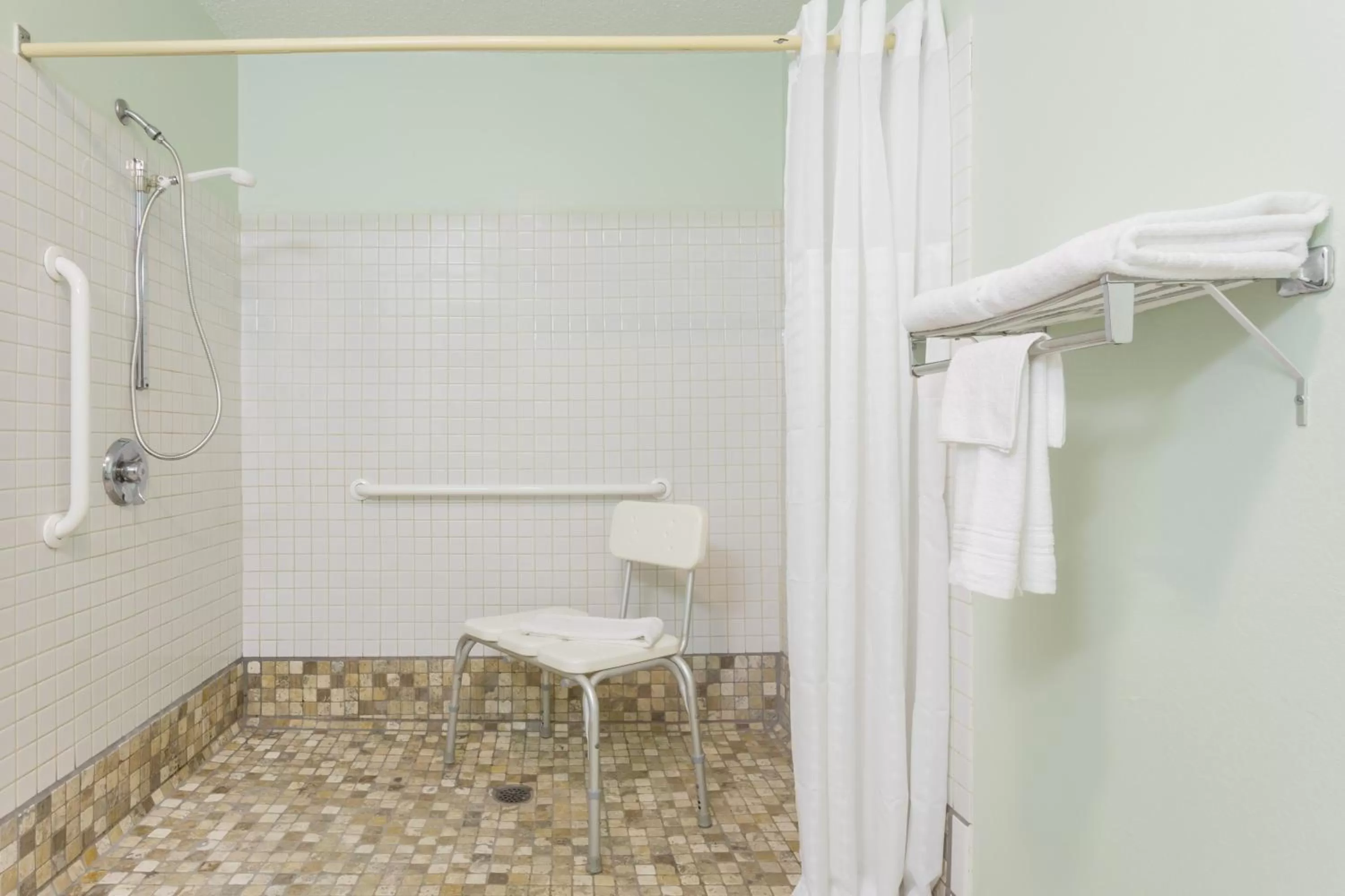 1 Queen Bed, Mobility Accessible Room, Bathtub w/ Grab Bars, Smoking in Super 8 by Wyndham Gallipolis Pt Pleasant Area