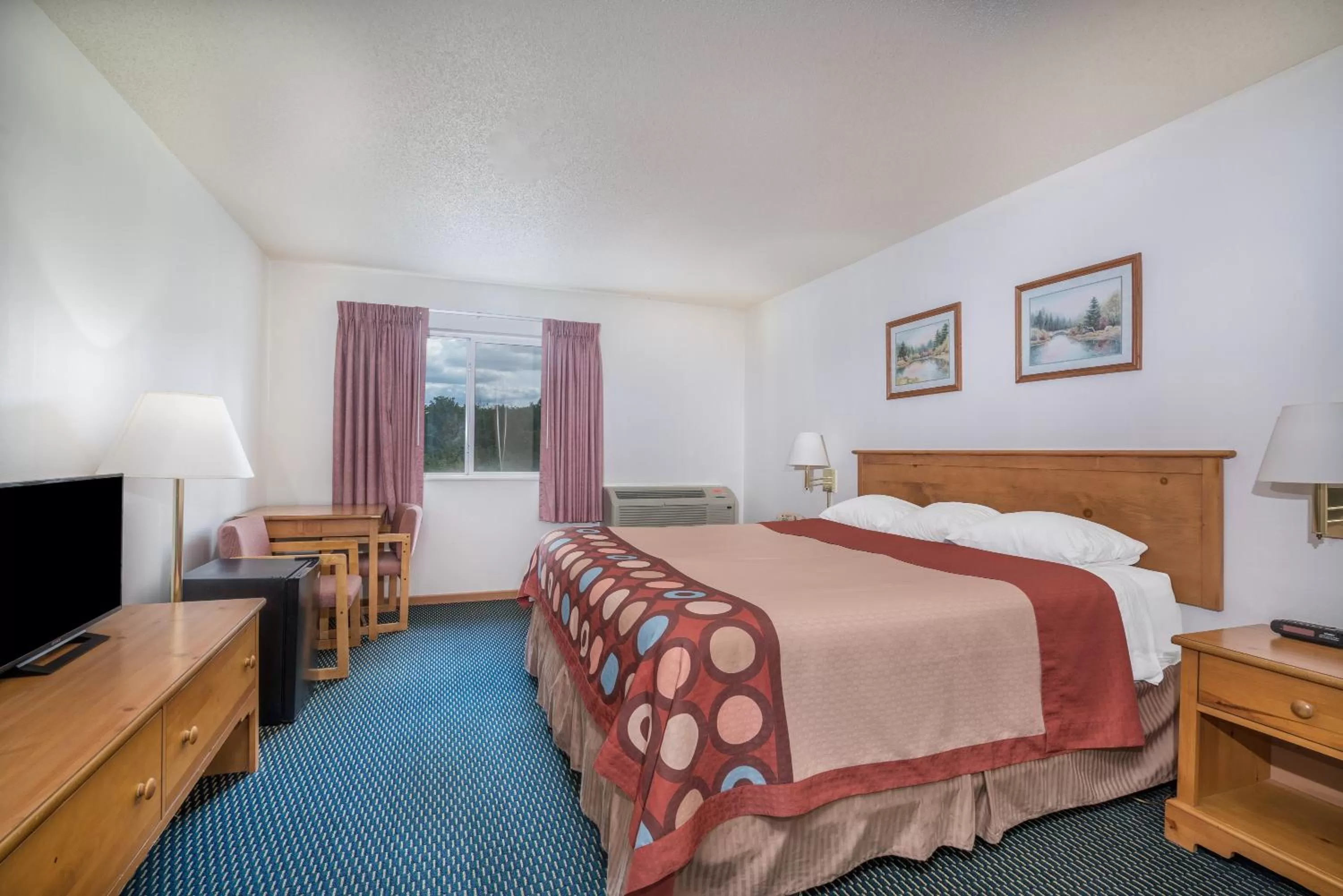 Deluxe King Room - Non-Smoking in Super 8 by Wyndham Phillips