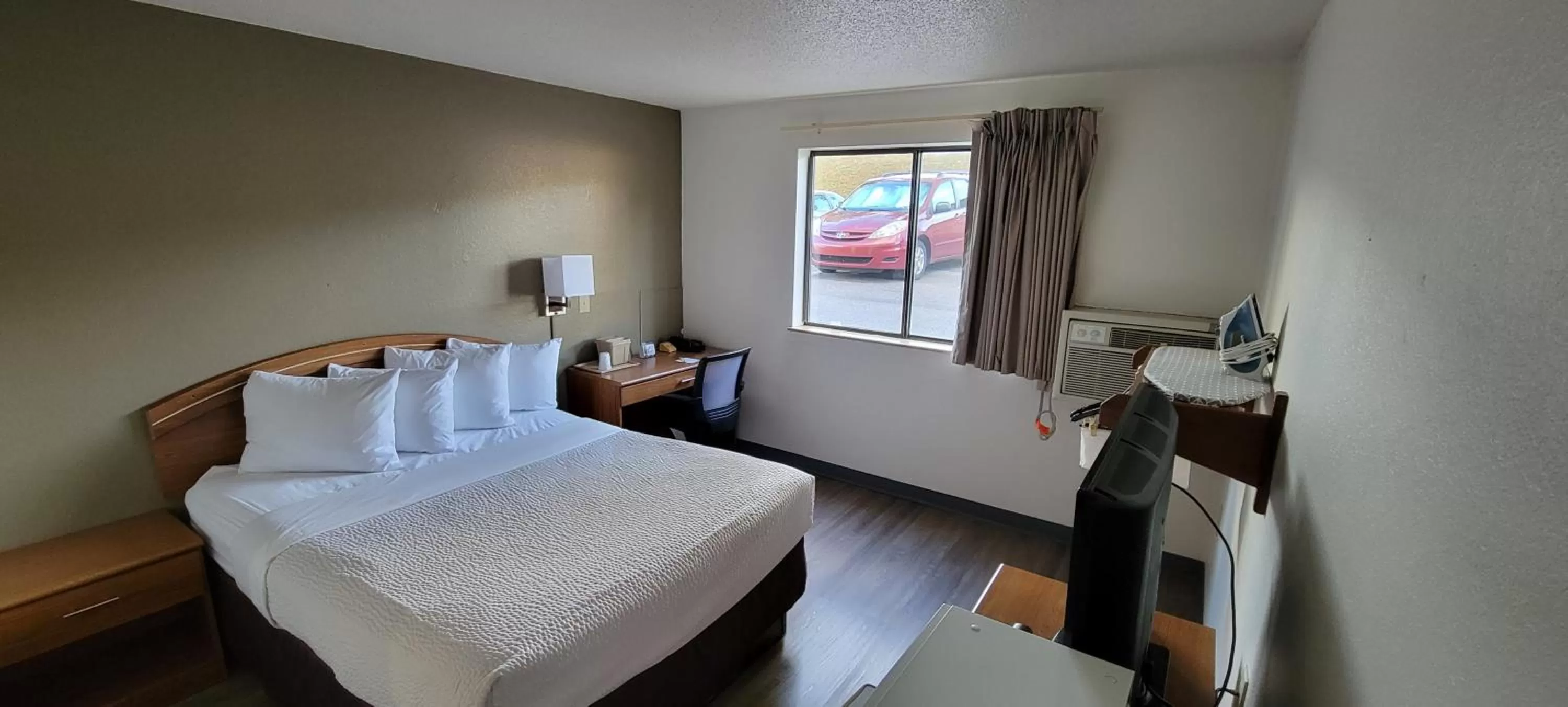 Queen Room with Bath Tub - Mobility Accessible/Non-Smoking in Days Inn by Wyndham Somerset PA I-70 I-76