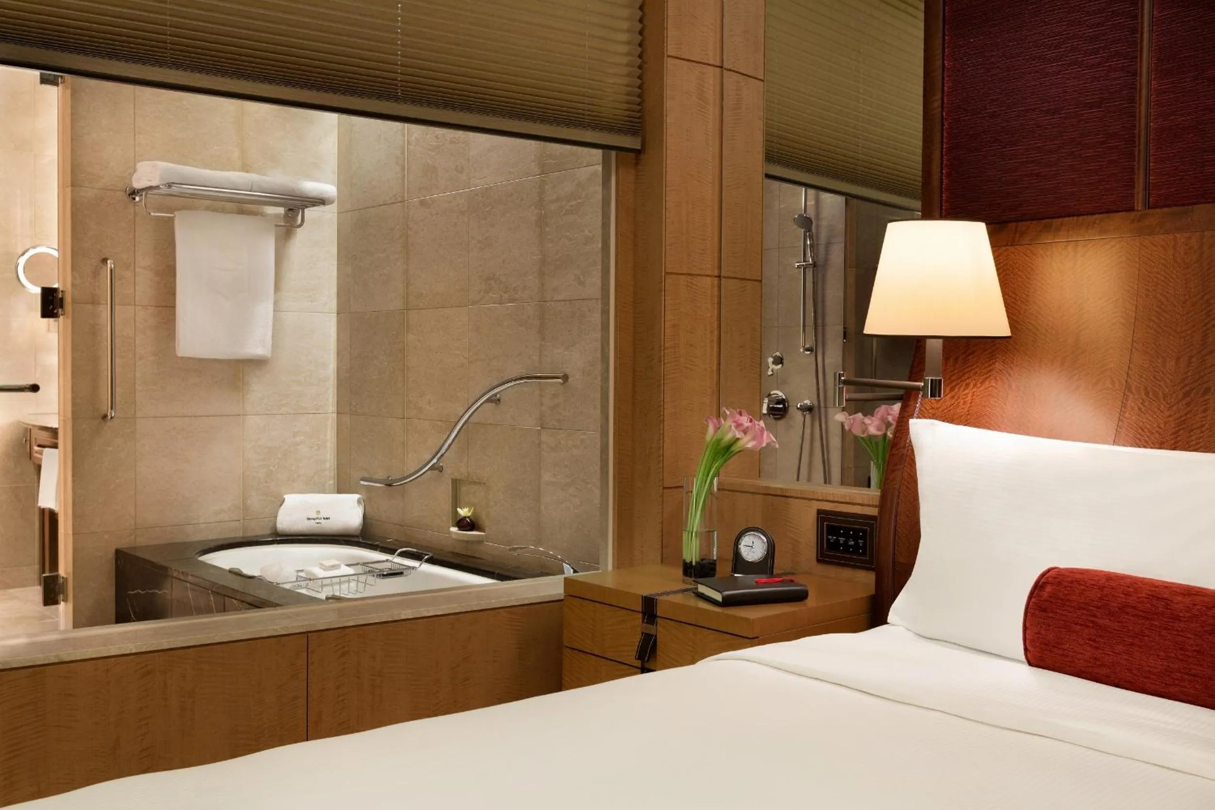 Deluxe Imperial Garden View Twin Room in Shangri-La Tokyo