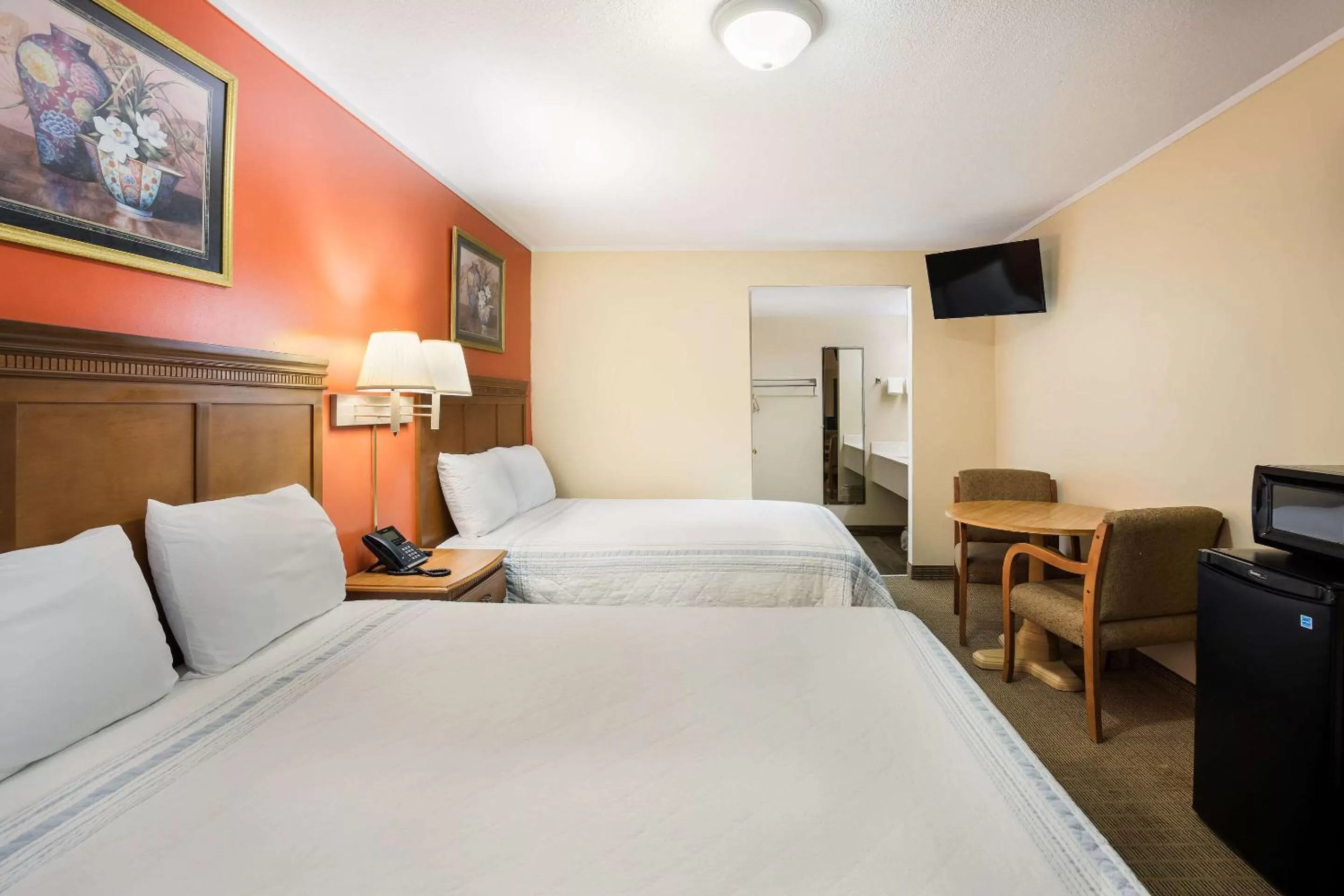 Queen Room with Two Queen Beds - Accessible/Non Smoking in Rodeway Inn Cecil