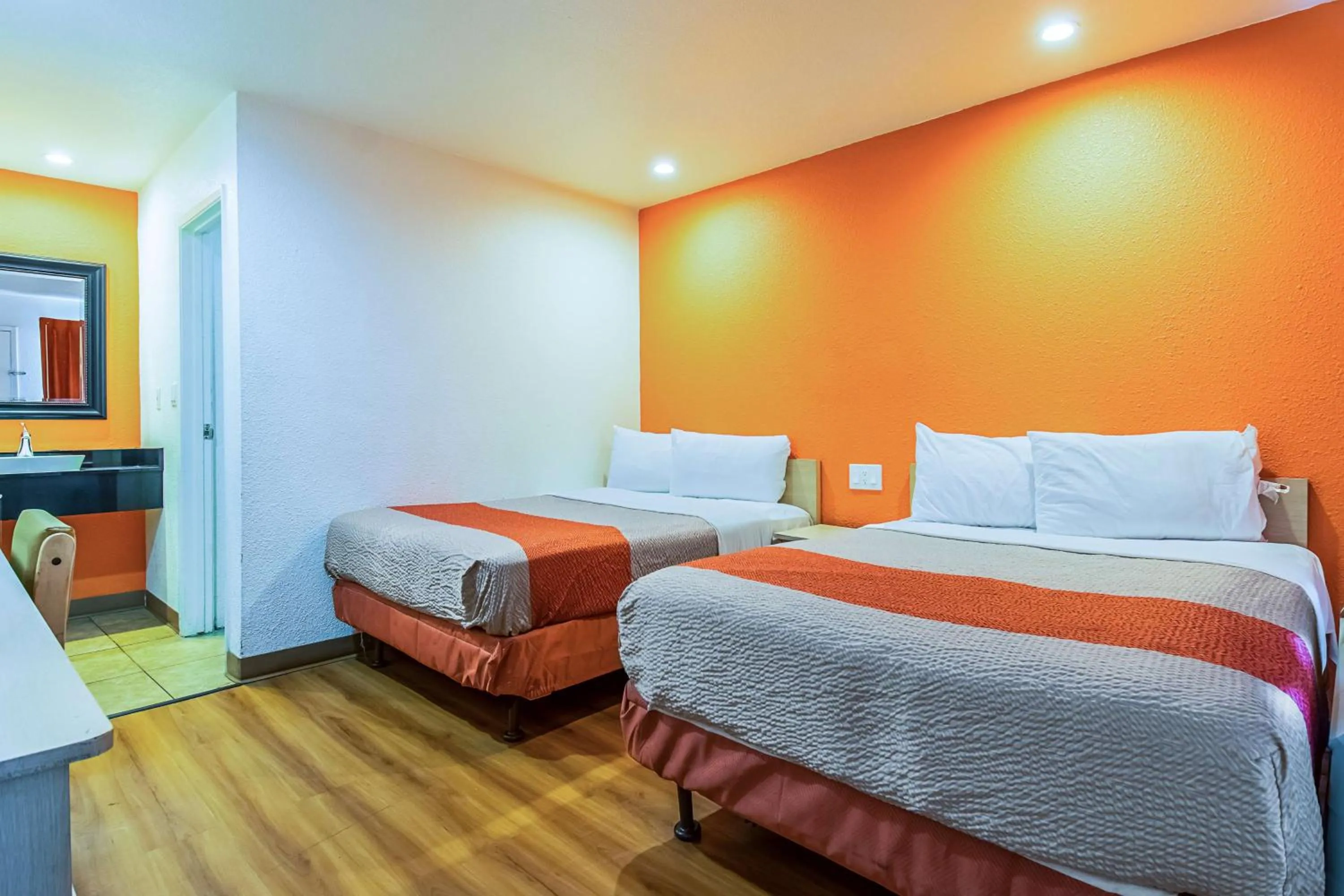 Quadruple Room - Smoking in Motel 6-Bakersfield, CA - Airport