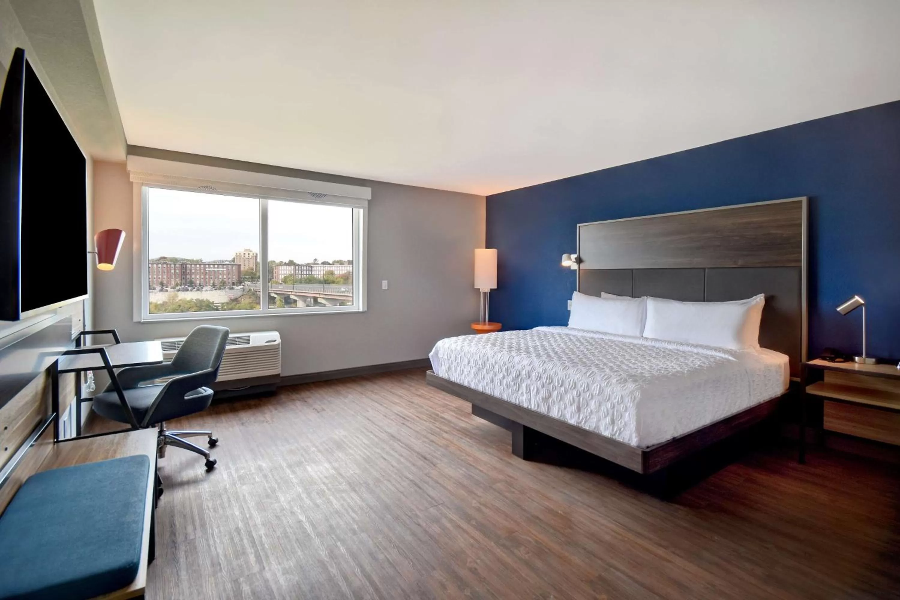 King Room with Bath Tub - Mobility Access in Tru By Hilton Manchester Downtown