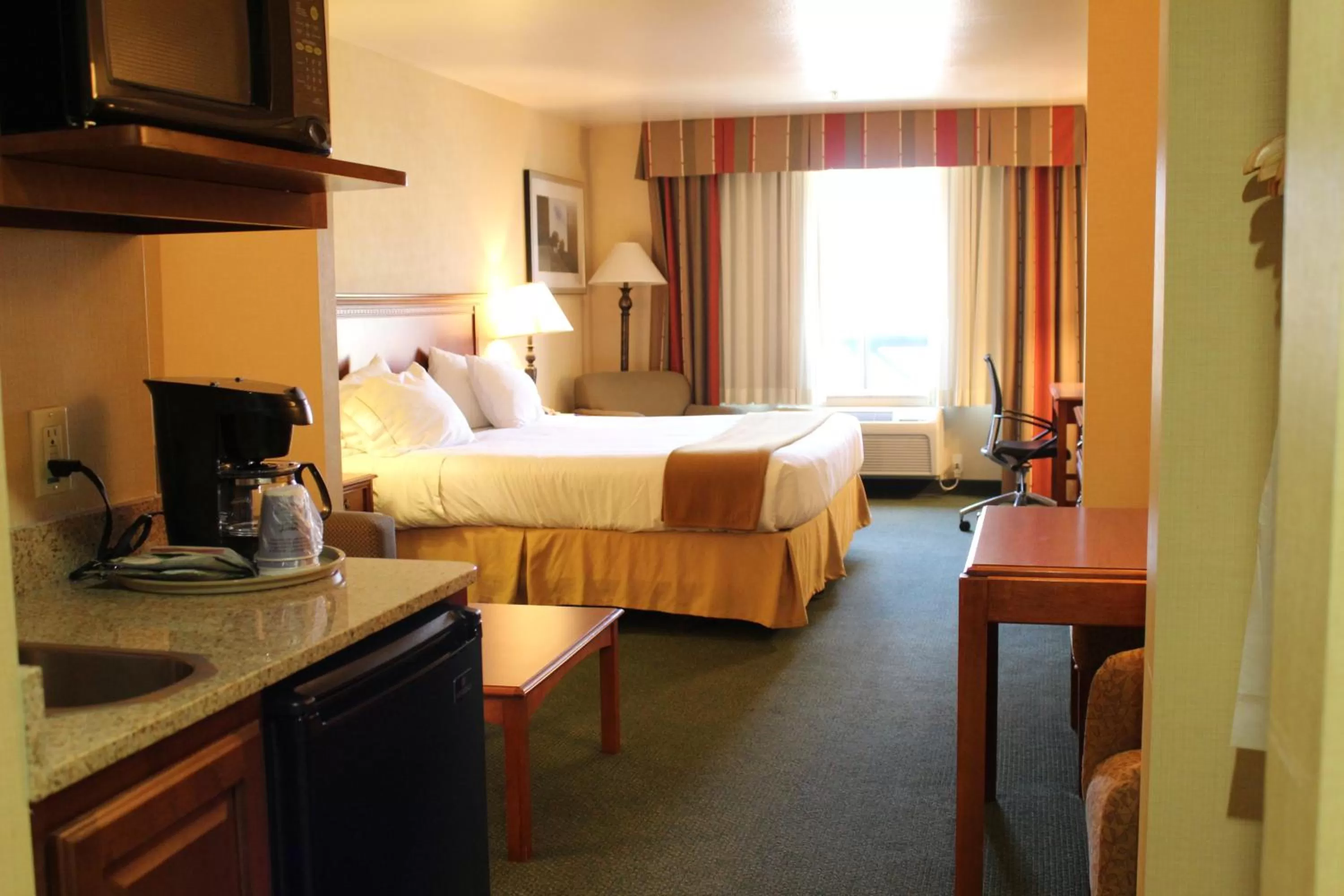King Suite with Sofa Bed in Holiday Inn Express Tehachapi by IHG