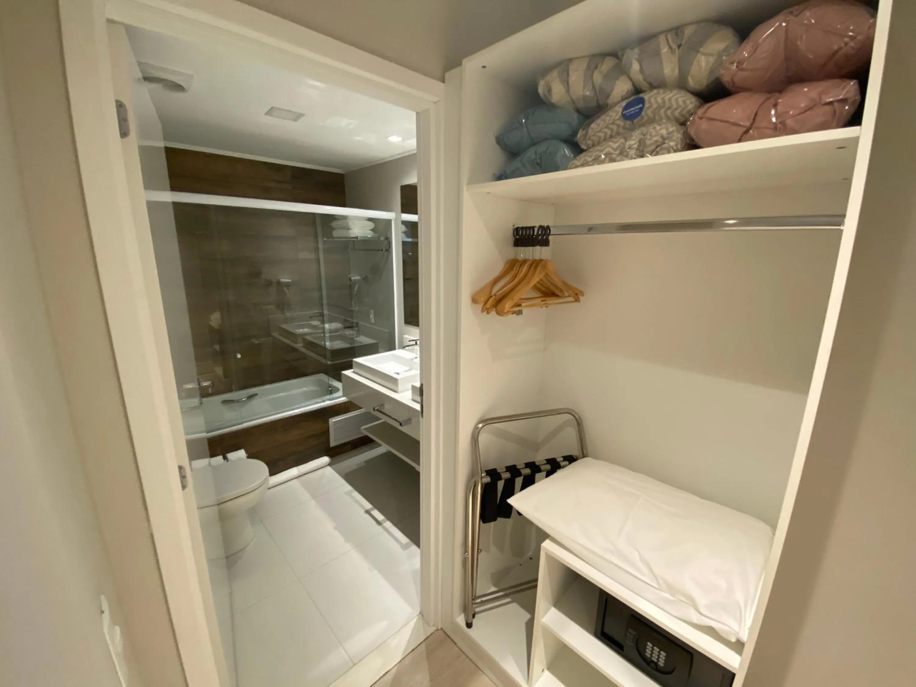 Junior Queen Suite with Two Sofa Bed and Two Bathrooms - Bath Tub/Non-Smoking in Carpe Diem Boutique & Spa, BW Premier Collection