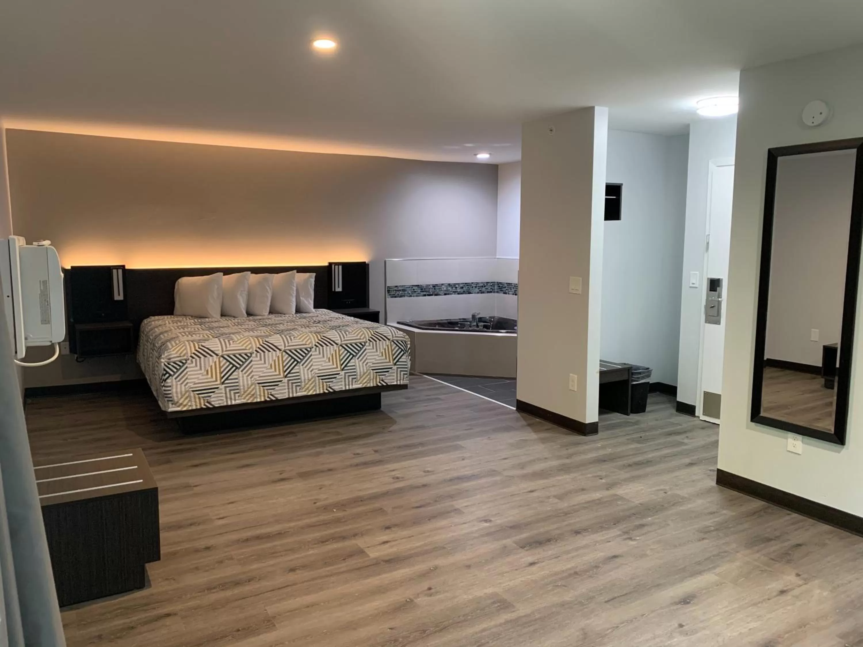 Deluxe King Room - Non-Smoking in Studio 6 Rockford