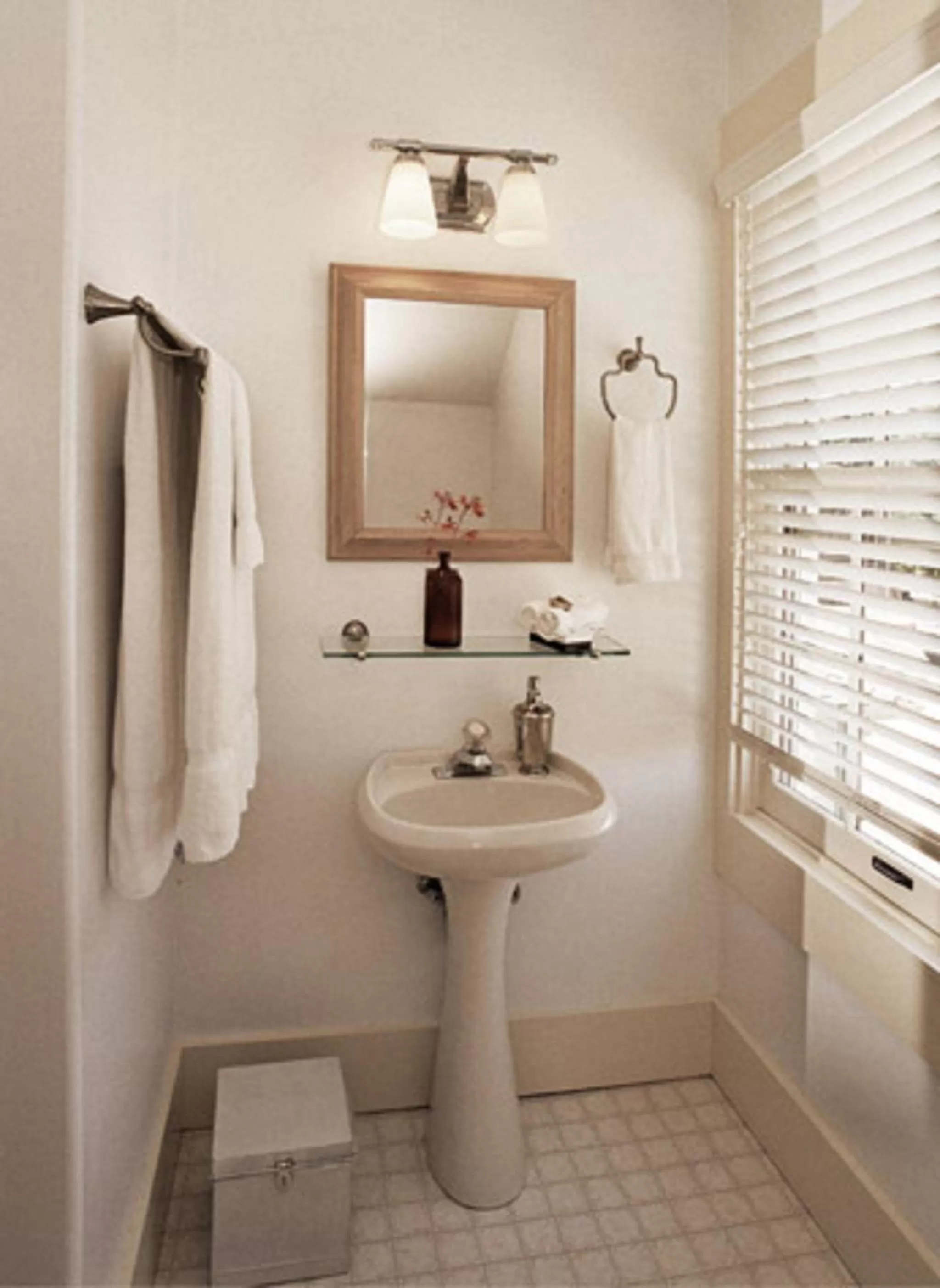 Queen Room in Valley Ford Hotel