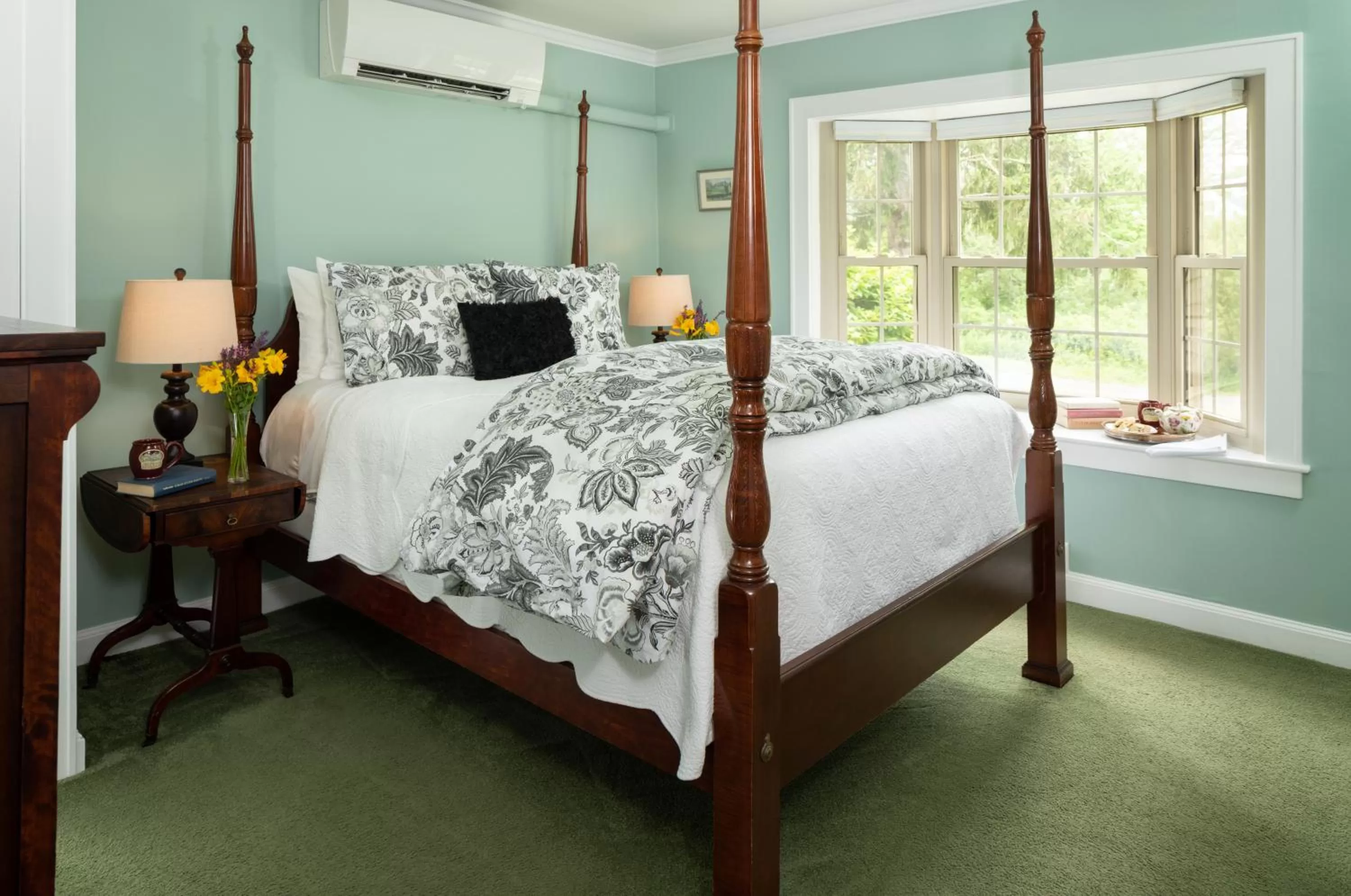 Queen Room with Garden View in 1802 House Bed & Breakfast