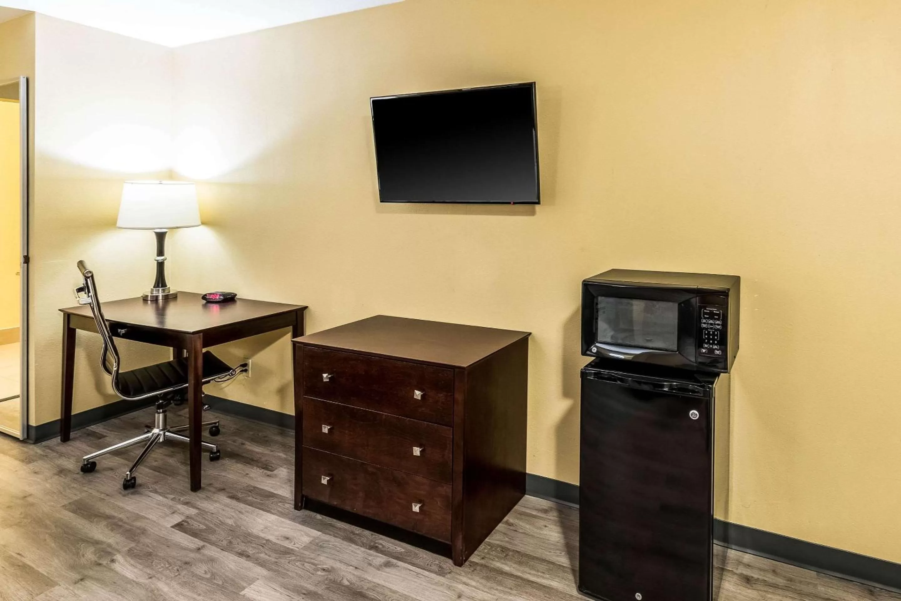 King Suite with Sofa Bed - Non Smoking in Quality Inn