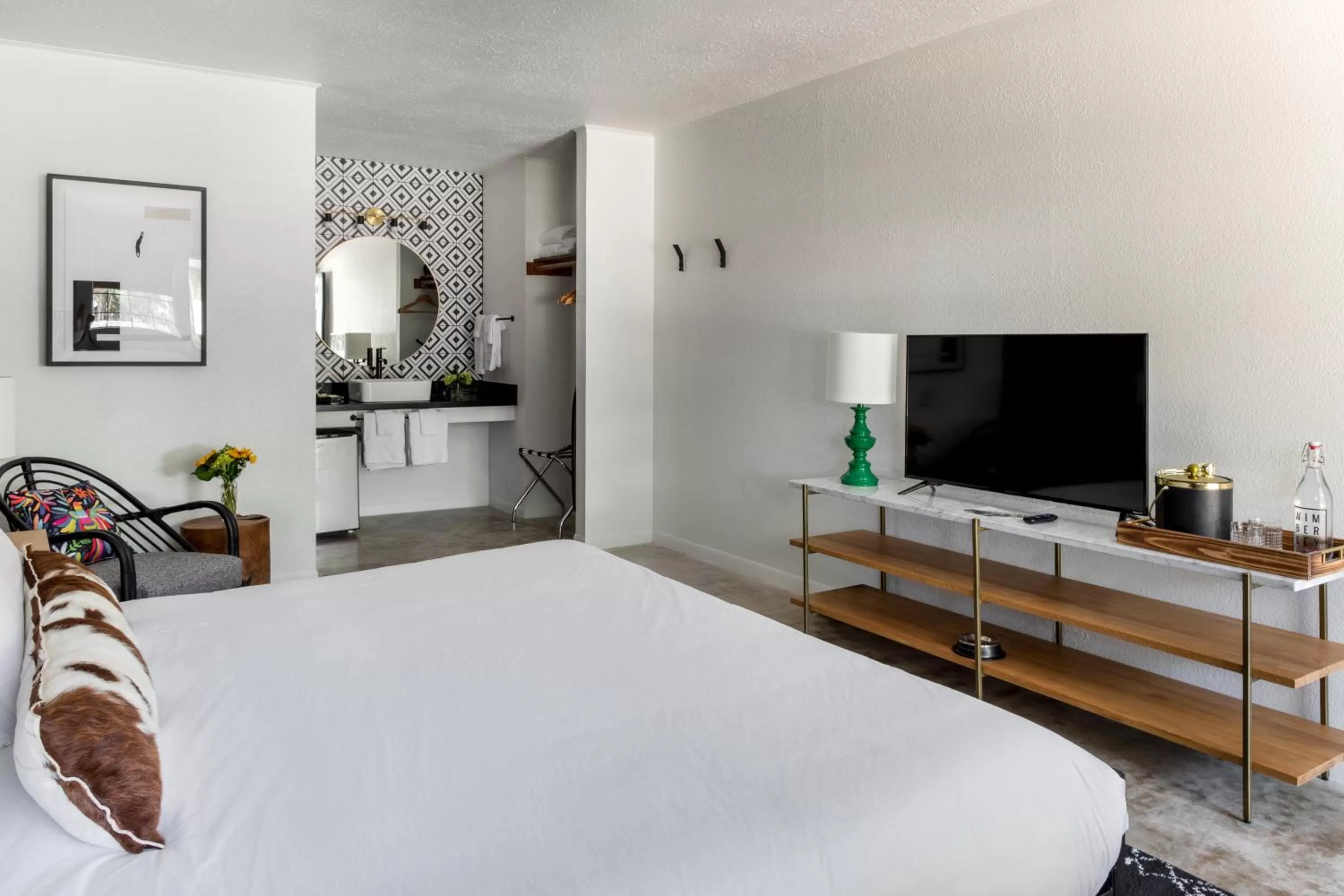 Standard Queen Room in Wimberley Inn & bar