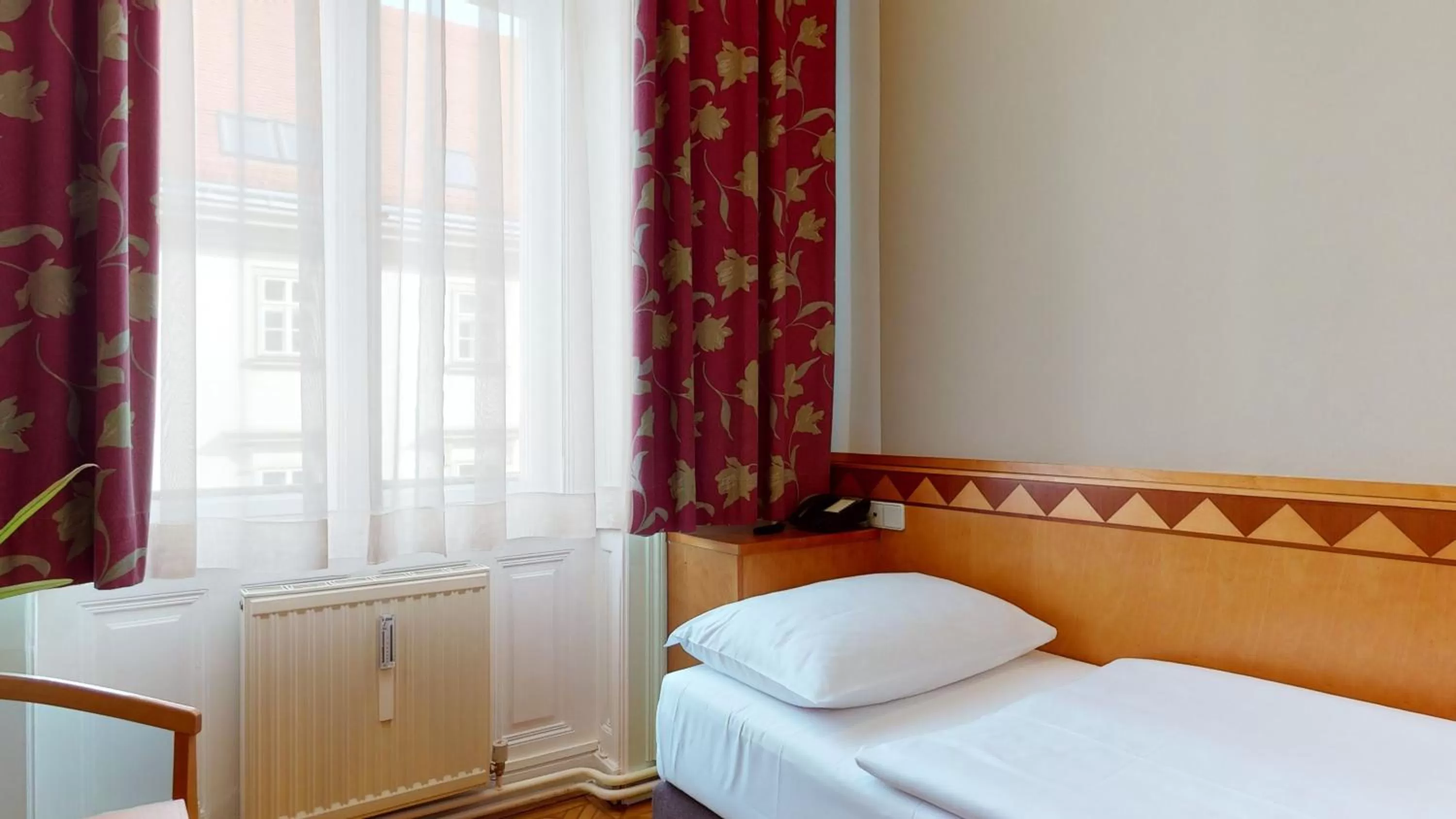 Small Single Room in Hotel Post Wien