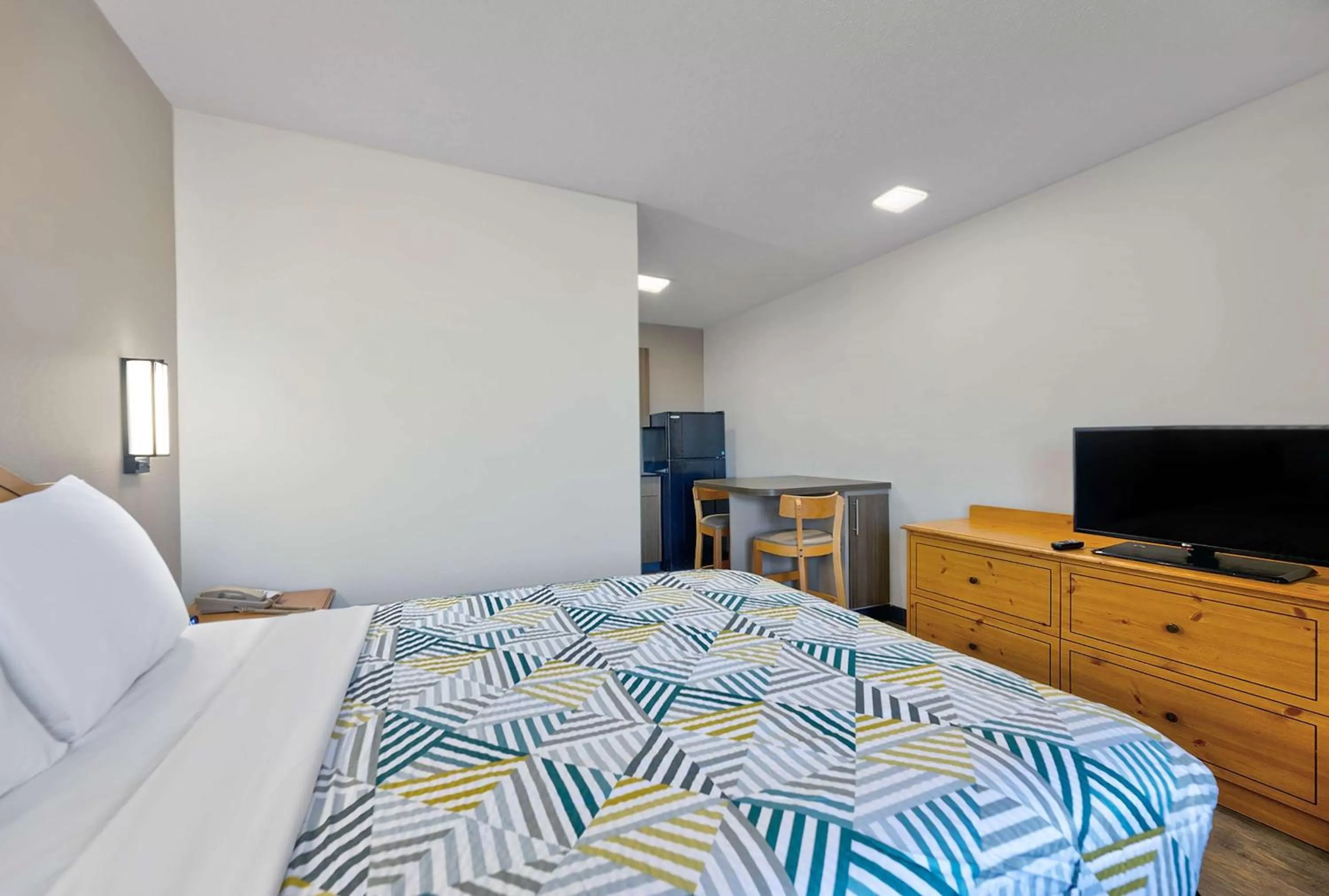 Queen Room - single occupancy - Disability Access - Non-Smoking in Studio 6-North Richland Hills, TX - Fort Worth