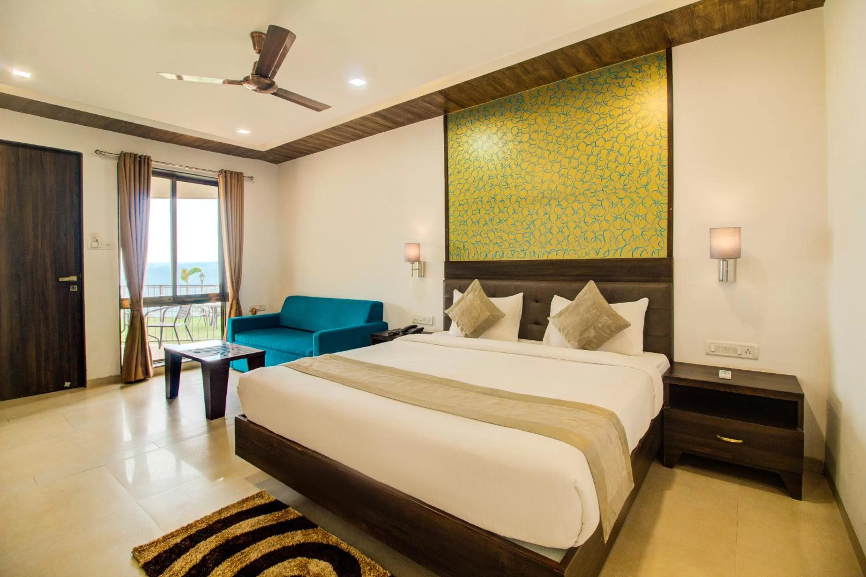 Superior Room Valley View with Bathtub & Balcony in Mountain Breeze Resort, Mahabaleshwar