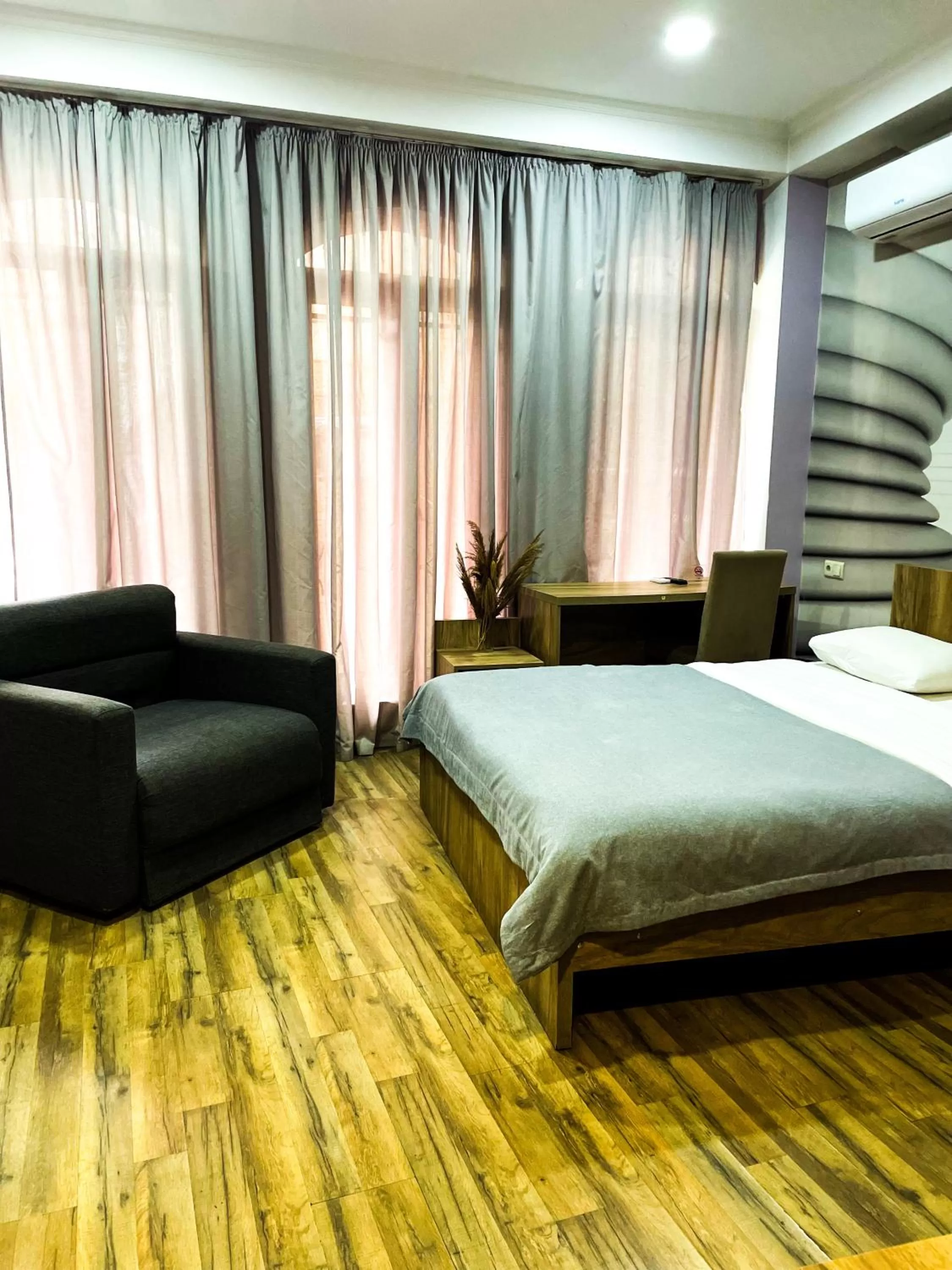 Photo of the whole room in Hotel Dcorner