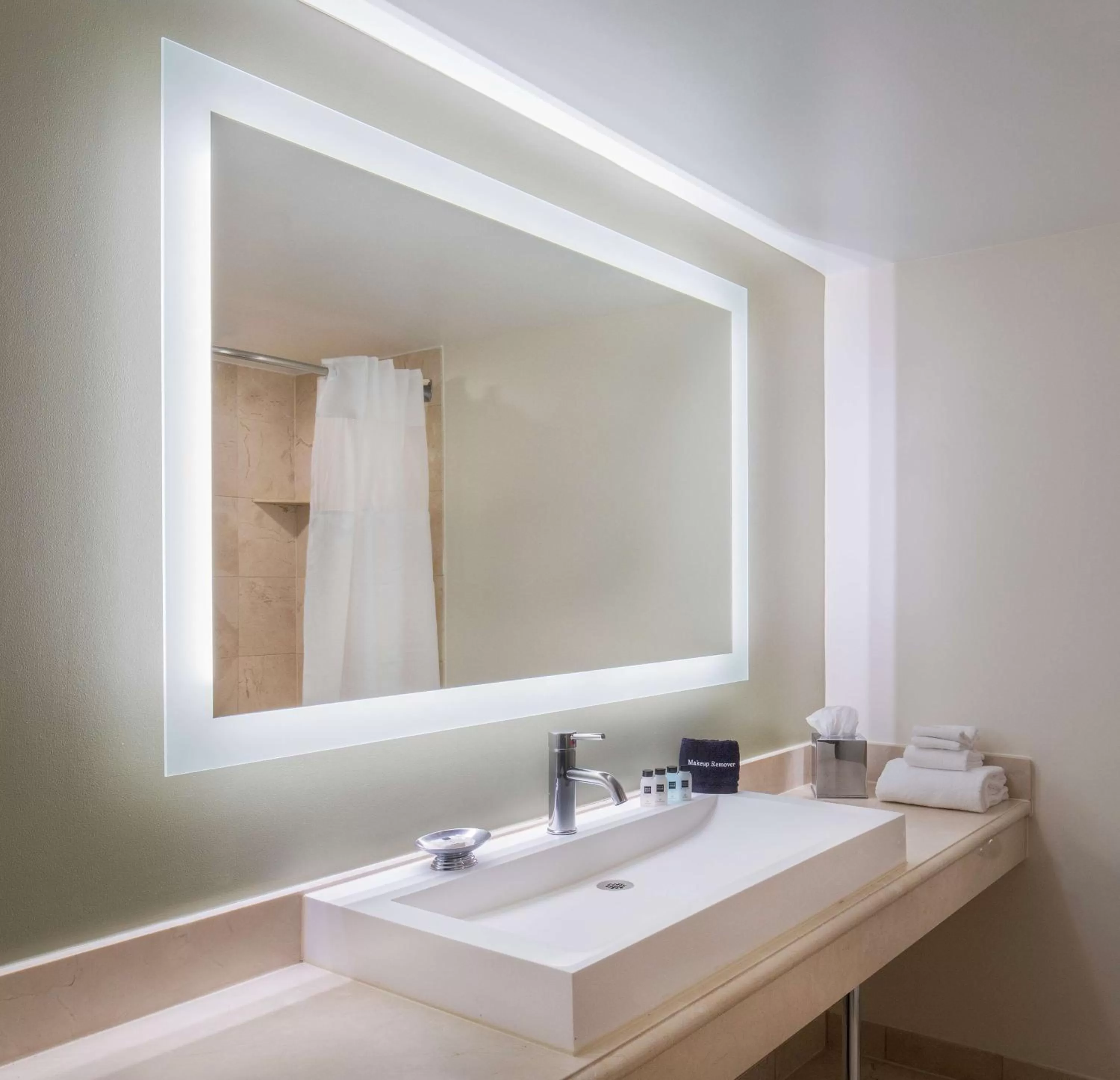 King Room with Batch Tub - Mobility Accessible in Pier 5 Hotel Baltimore