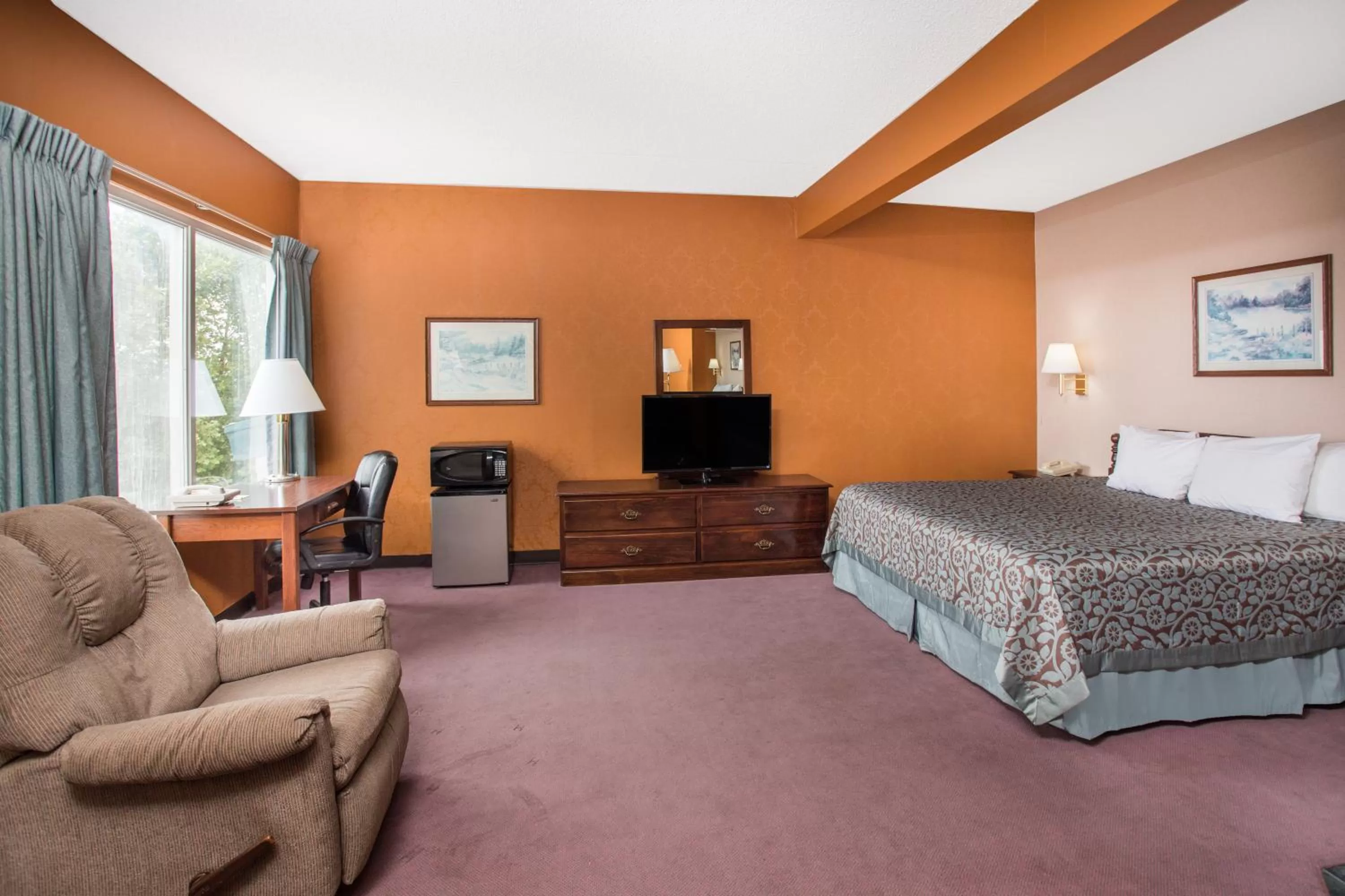 1 King Bed, Apartment Suite, Non-Smoking in Days Inn by Wyndham Harrison