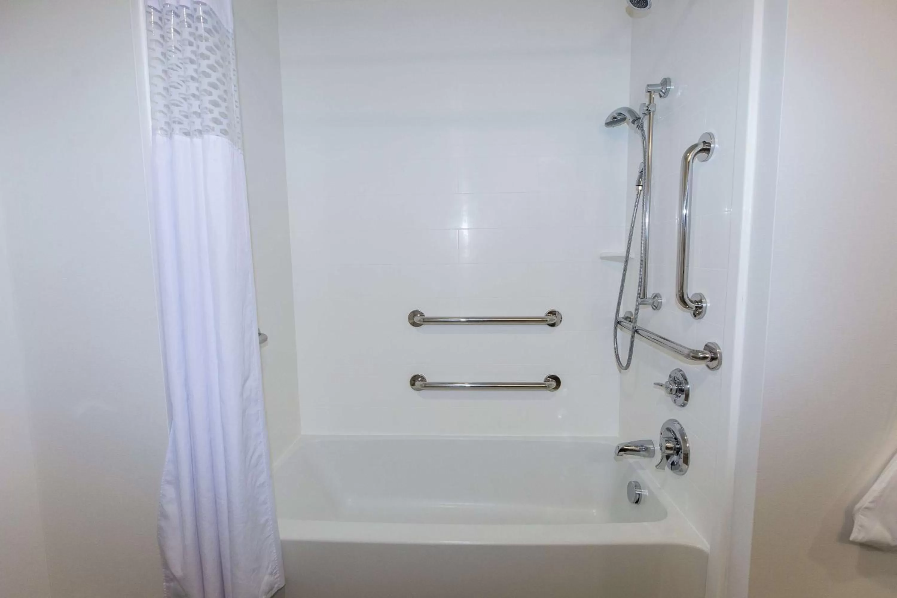 King Room - Mobility Access/Non-Smoking in Hampton Inn & Suites Syracuse North Airport Area