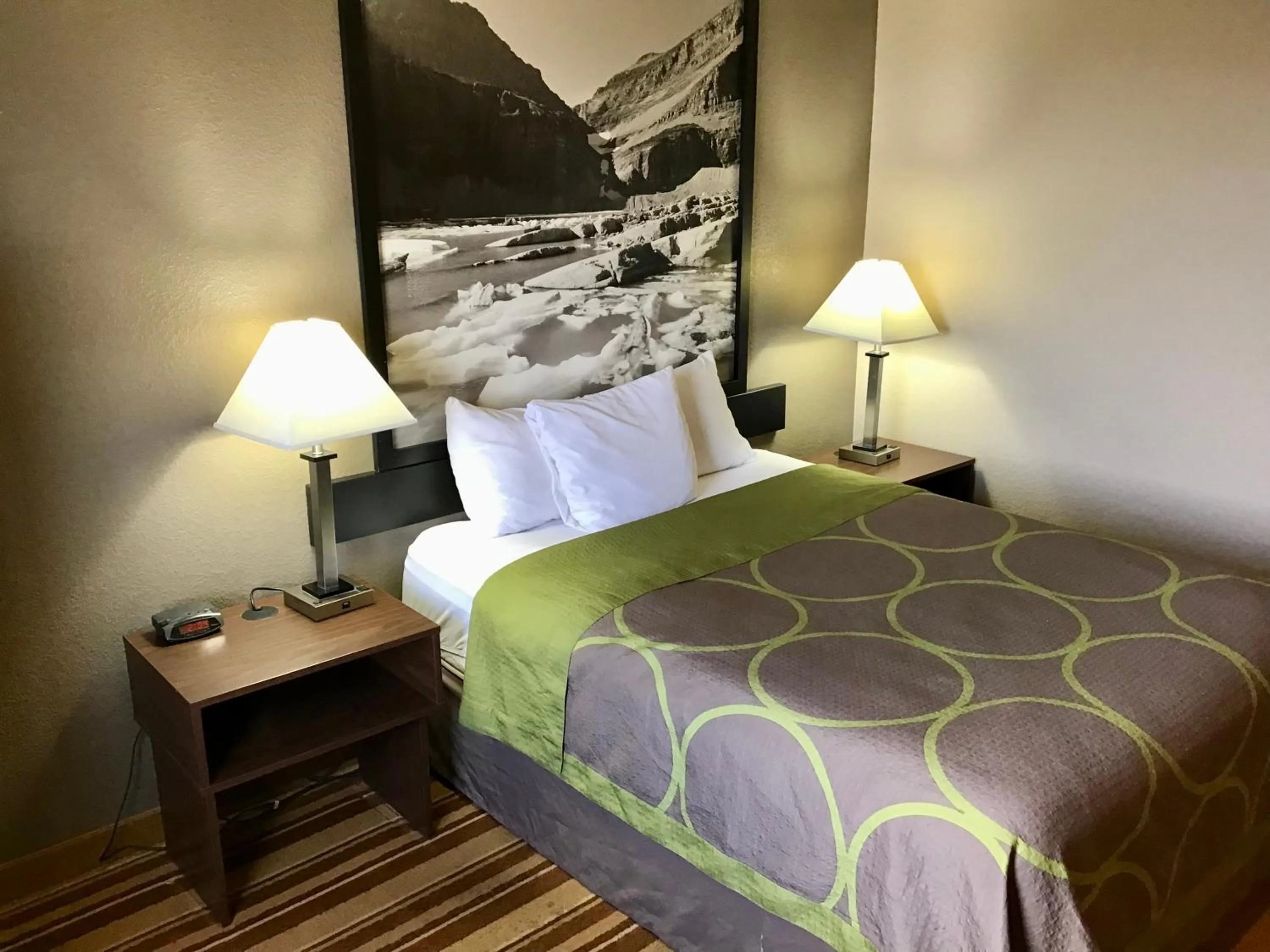 Queen Room - Mobility Access/Non-Smoking in Super 8 by Wyndham Helena