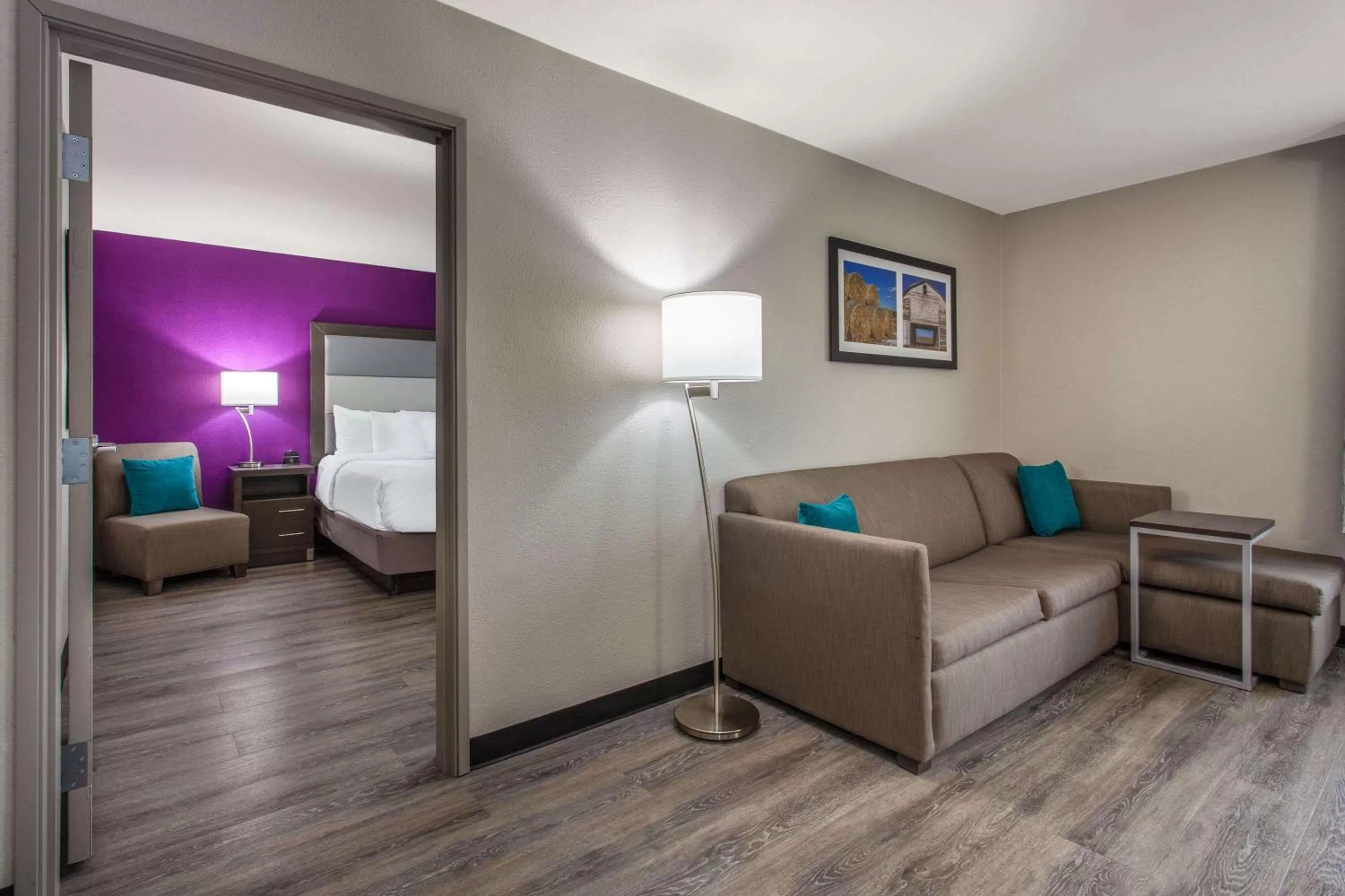 One-Bedroom King Suite with Bathtub with Grab Bars - Mobility Access/Non-Smoking in La Quinta by Wyndham Effingham