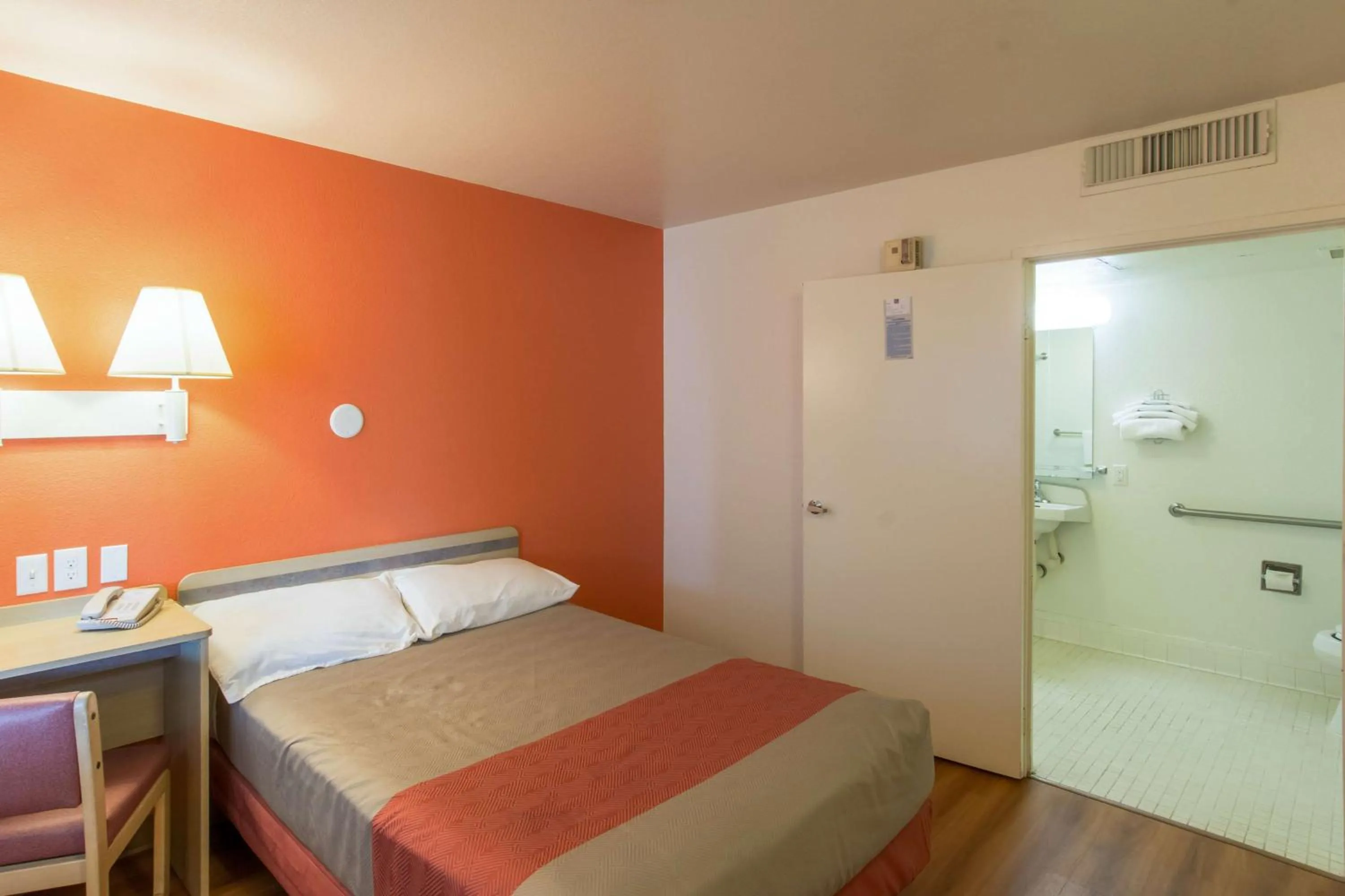 Double Room - single occupancy - Disability Access - Roll In Shower in Motel 6-Redding, CA - North