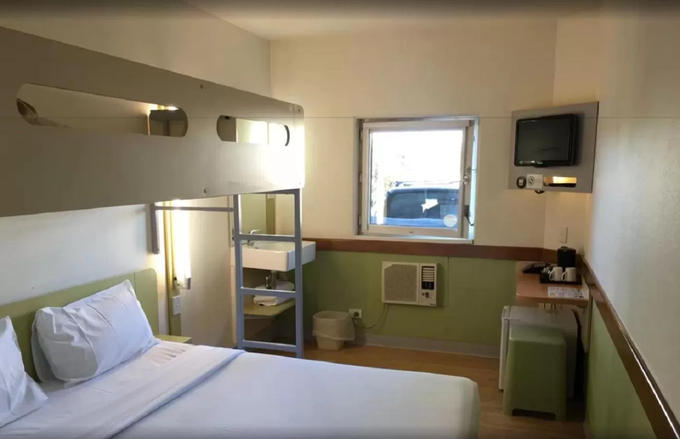 Standard King Room with a Single Overhead Bunk Bed  in ibis Budget - Campbelltown