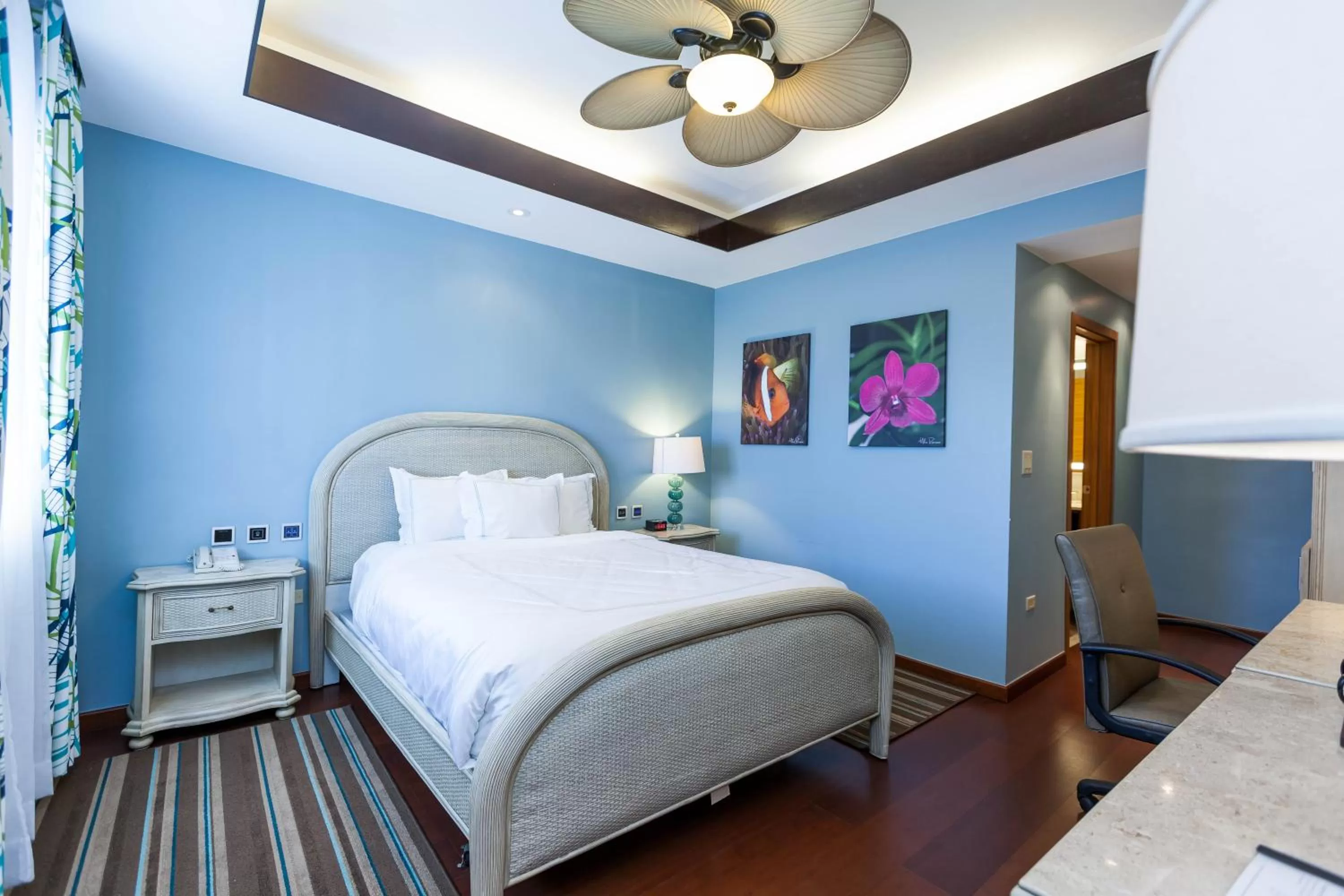 Standard Queen Room in Surfrider Resort Hotel
