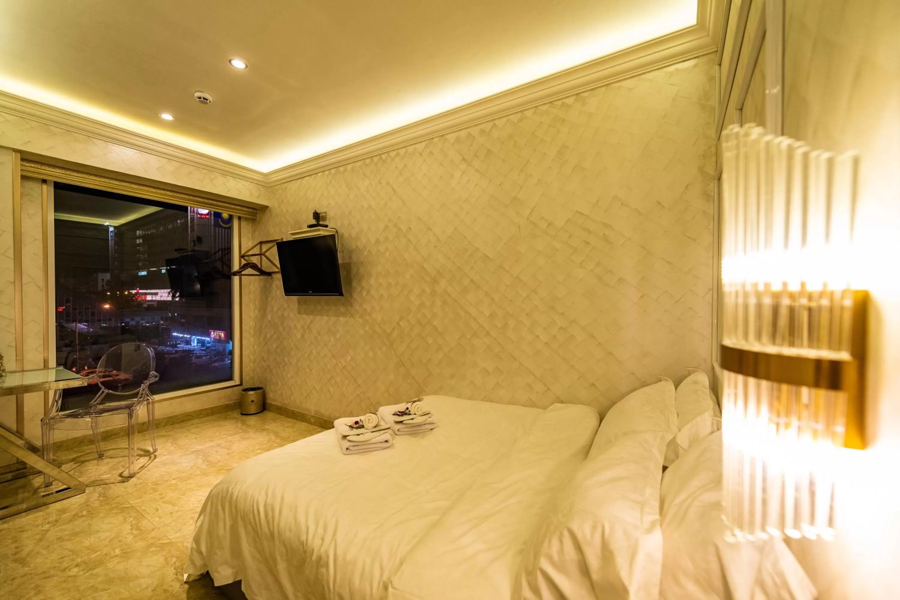 Superior Queen Room in AC Residence - Behind Cititel Hotel