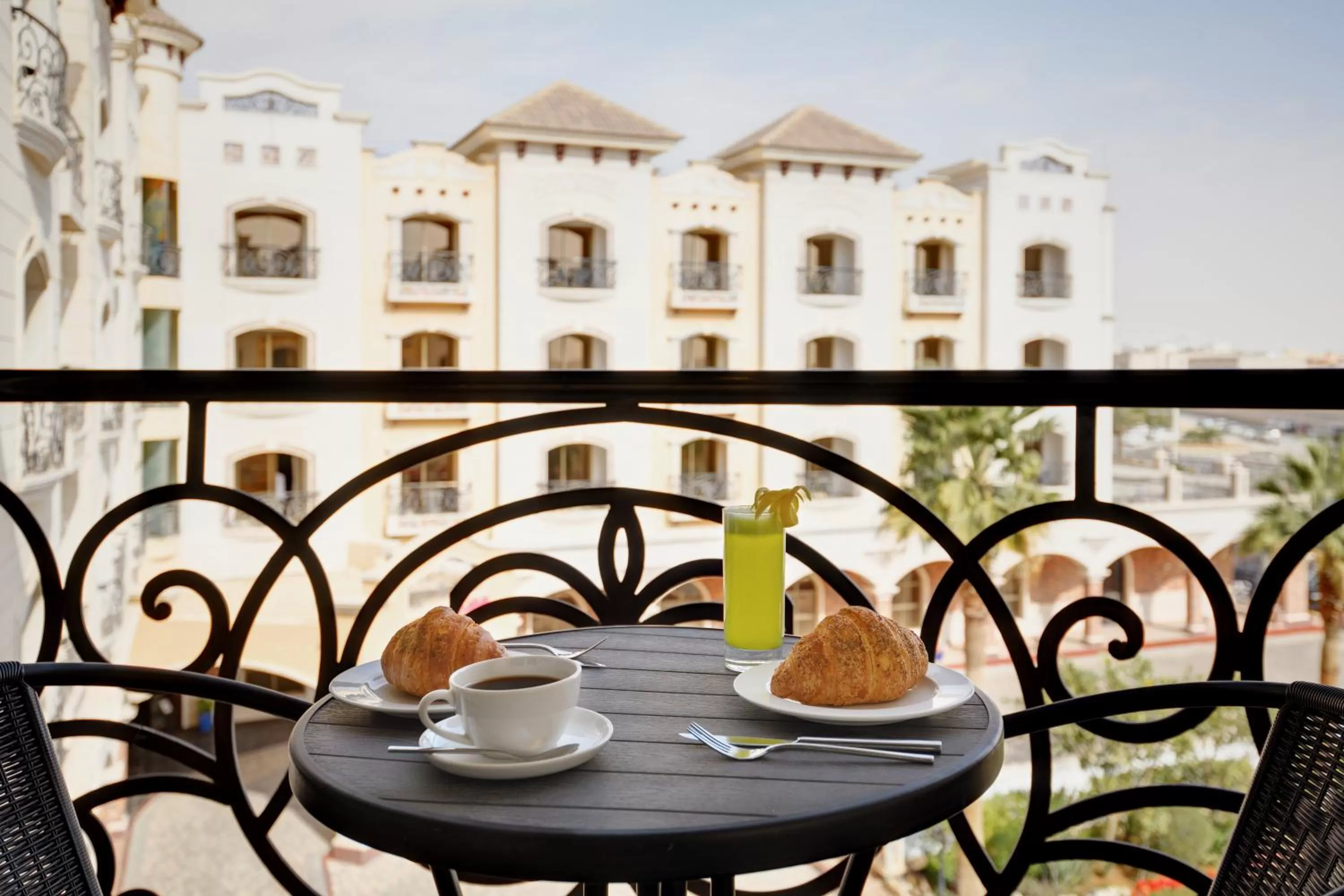 One-Bedroom King Suite with Living/Dining in Crowne Plaza Riyadh Al Waha by IHG