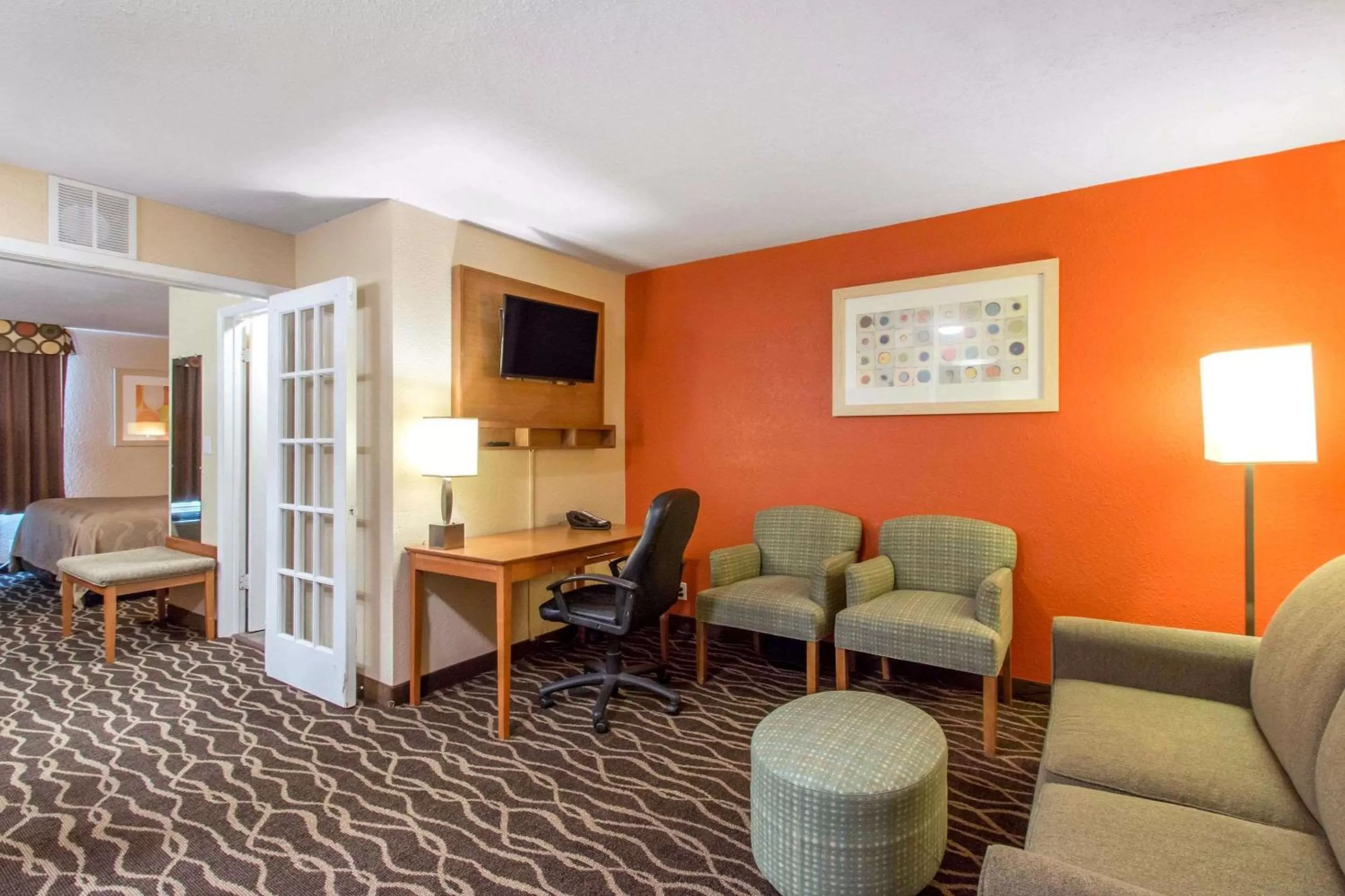 One-Bedroom King Suite in Quality Inn & Suites I-35 near Frost Bank Center