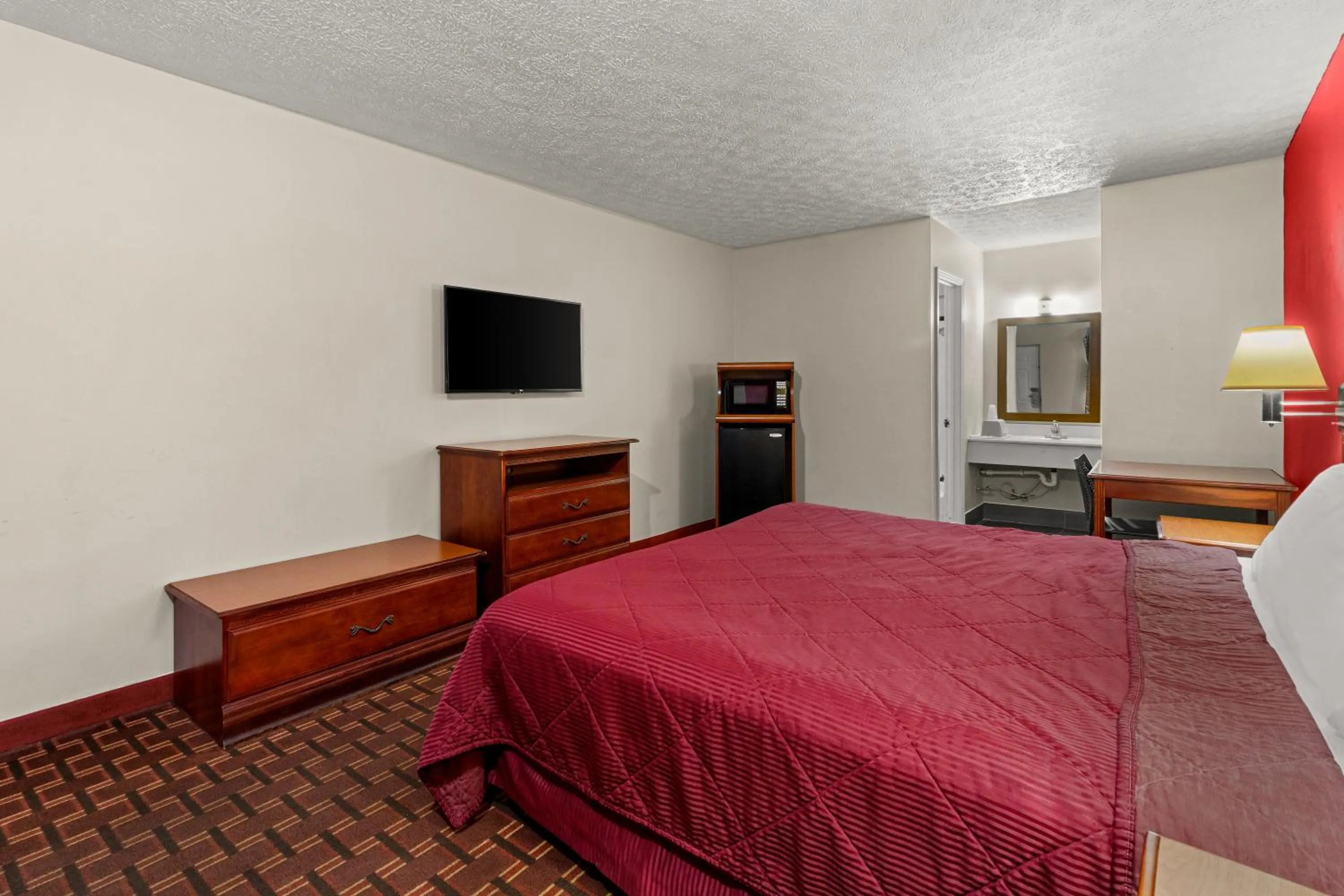 King Room Away From Street - Smoking in Rodeway Inn Dickson